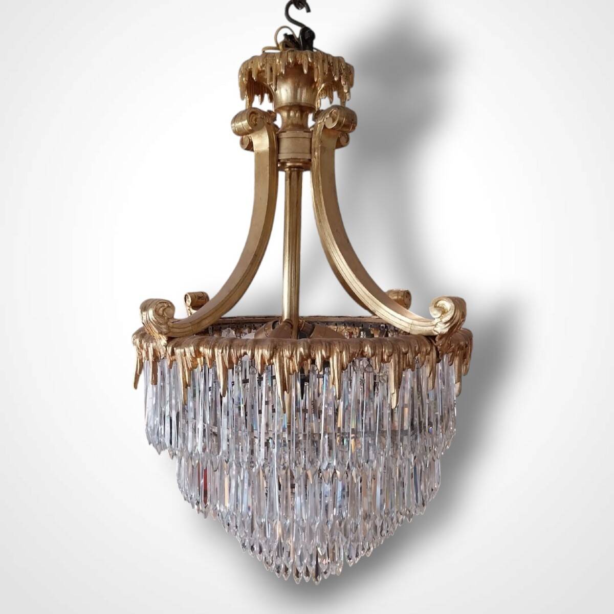 Golden bronze chandelier with crystal pendants, 19th century.