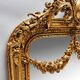 Miroir baroque doré avec guirlande de fleurs