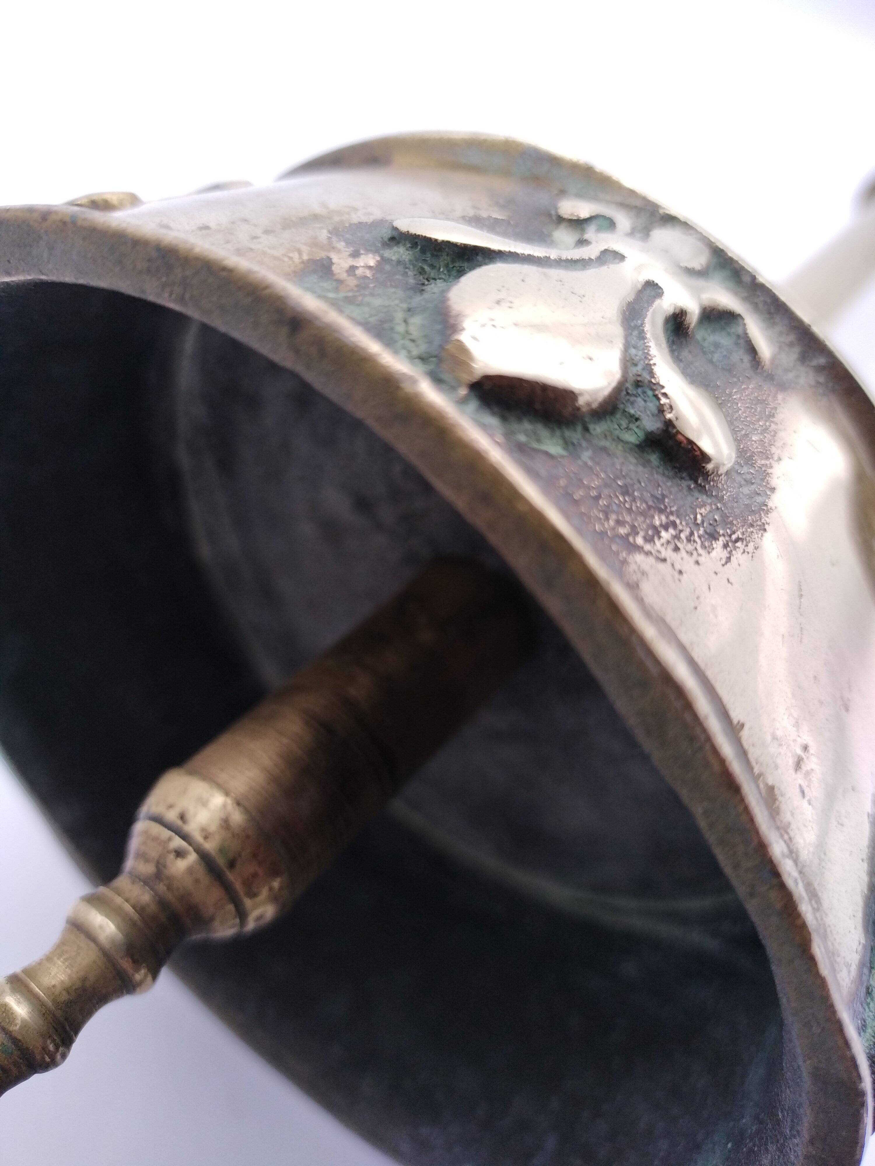 Ashtray on foot. Bronze and brass, with fleur-de-lis decoration.