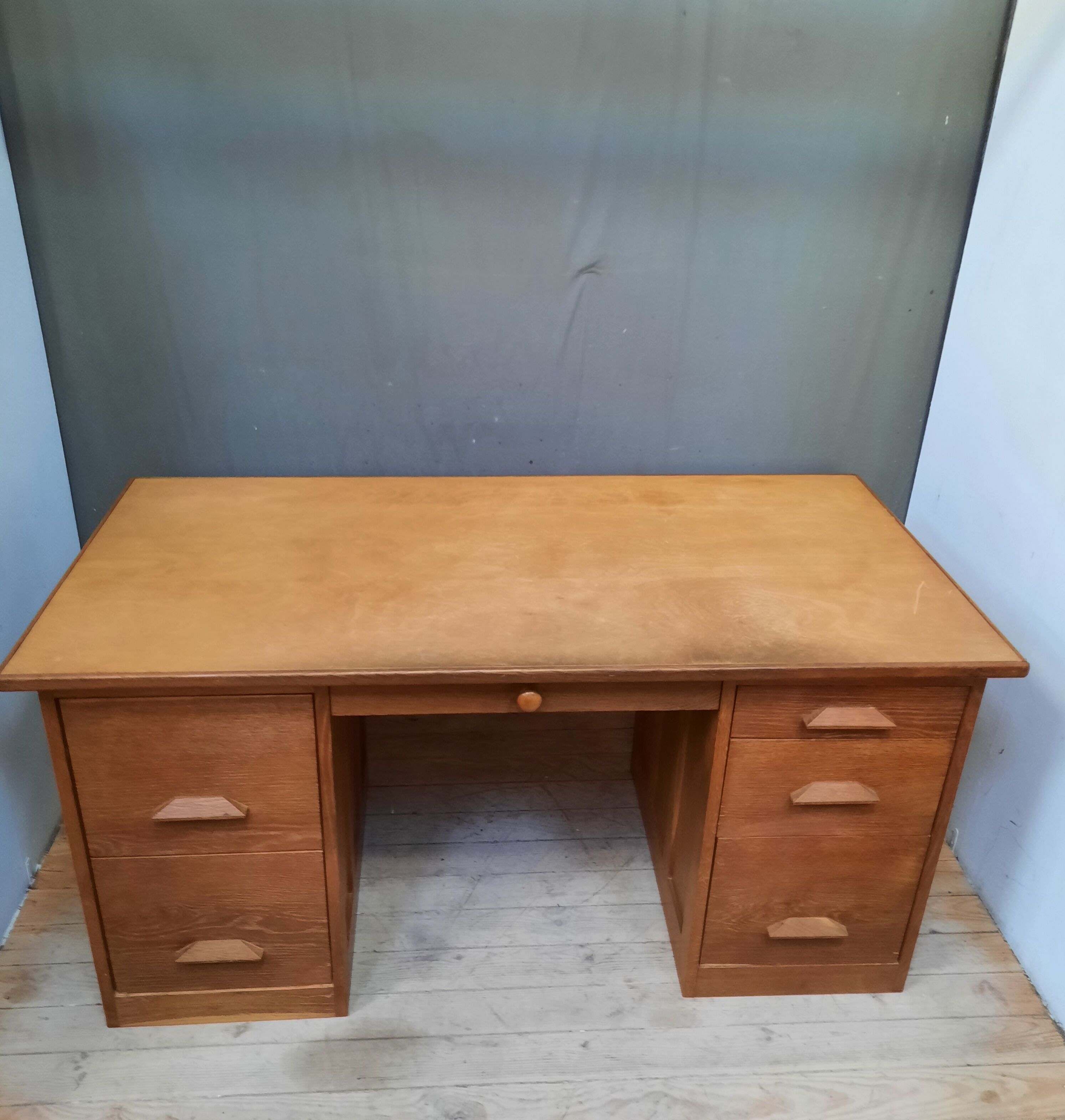 Bureau à caisson d'administration en chêne