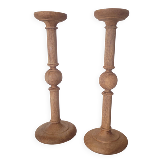 Grands bougeoirs en bois sculpté