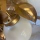 Lampe en métal doré et opaline 70’s