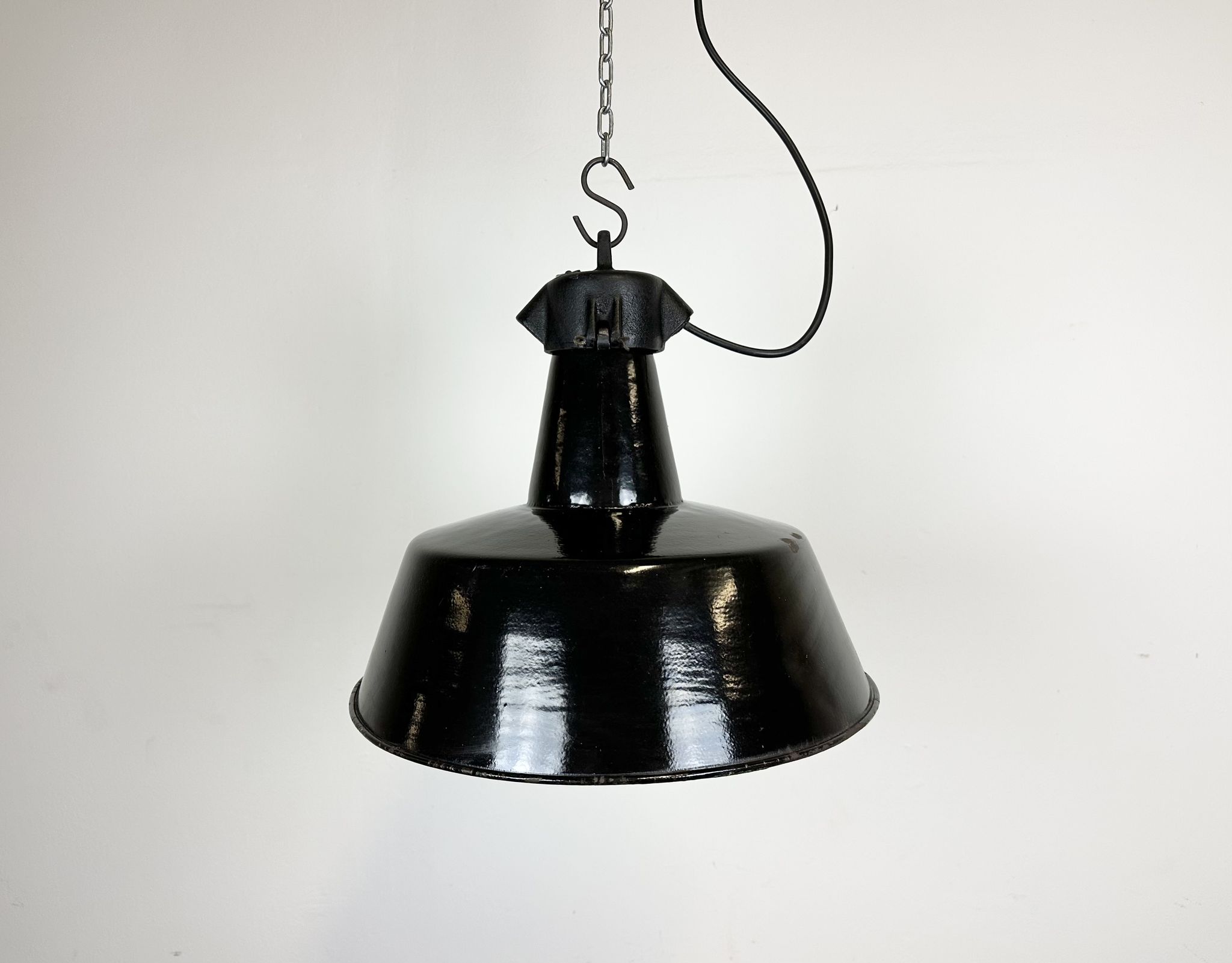 Industrial black enamel factory lamp with cast iron top, 1960s