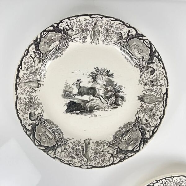 Trio d’assiettes anciennes Sarreguemines U&C décor chasse 1850 - XIXe siècle faïence noire La Biche Chamois Renard
