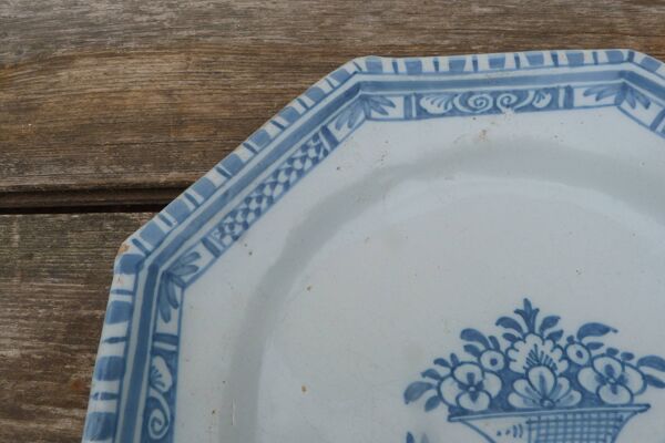 Grand plat octogonal ancien en faience de Rouen