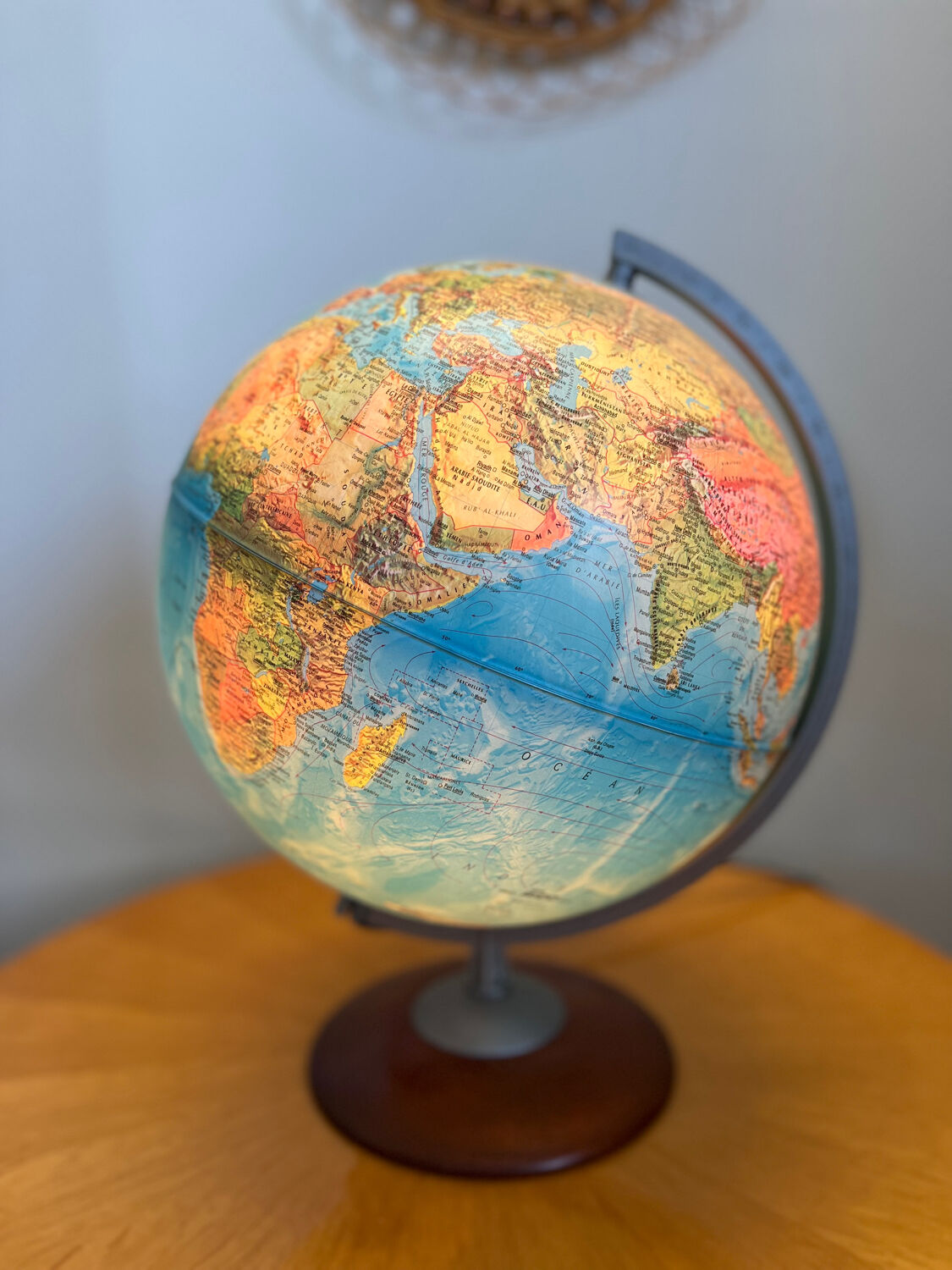 Globe terrestre lumineux vintage