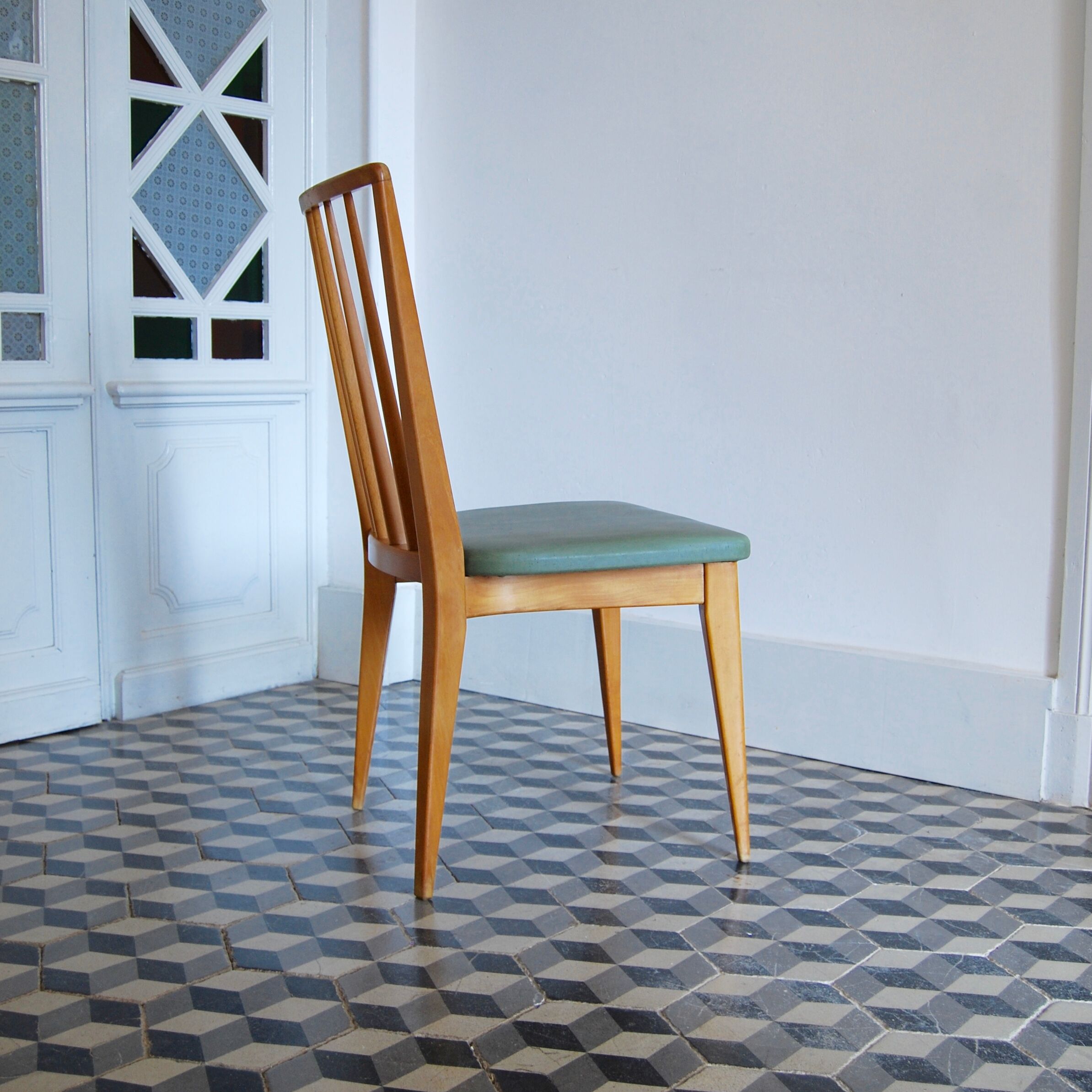 Chaises en bois et skaï vert