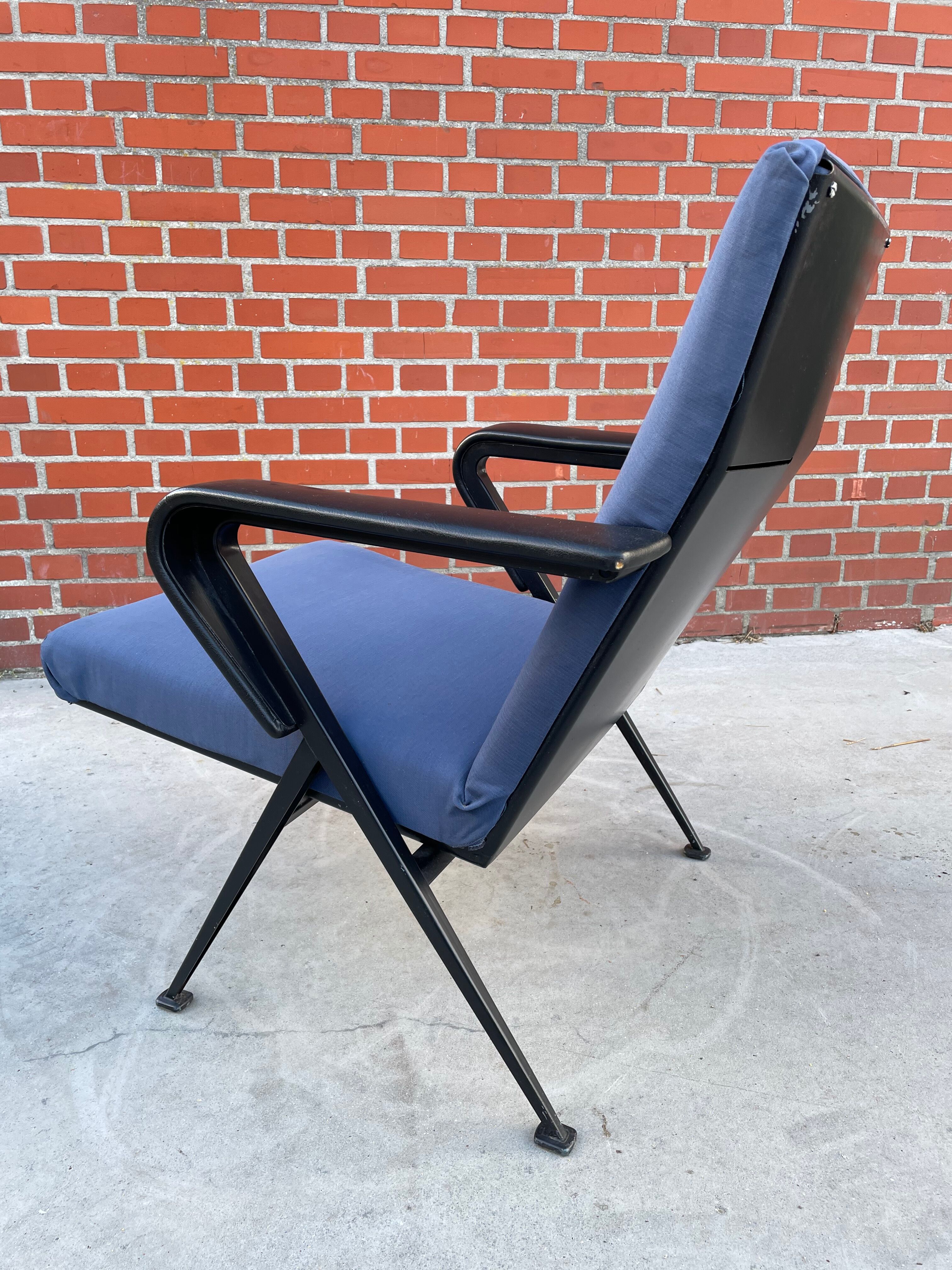 set of 2 Repose armchairs by Friso Kramer for Ahrend de Cirkel