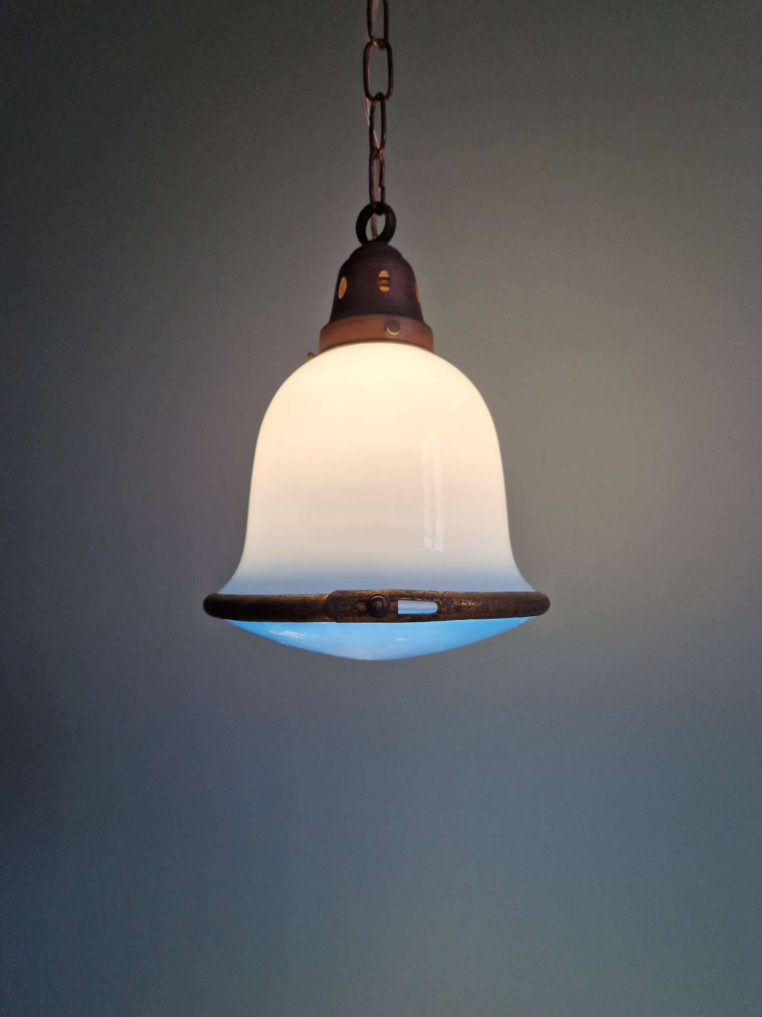 Suspension Bauhaus en opaline blanche et verre satiné bleu, années 1920