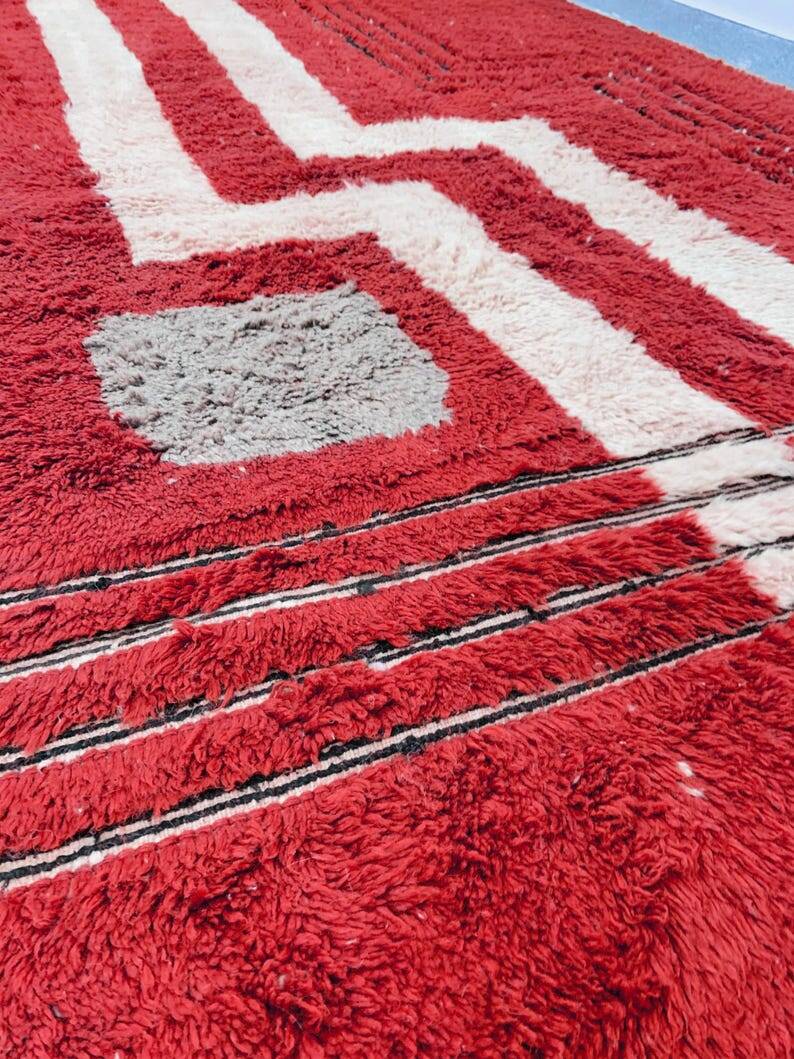 Modern Moroccan rug in red wool with geometric lines 150/250cm