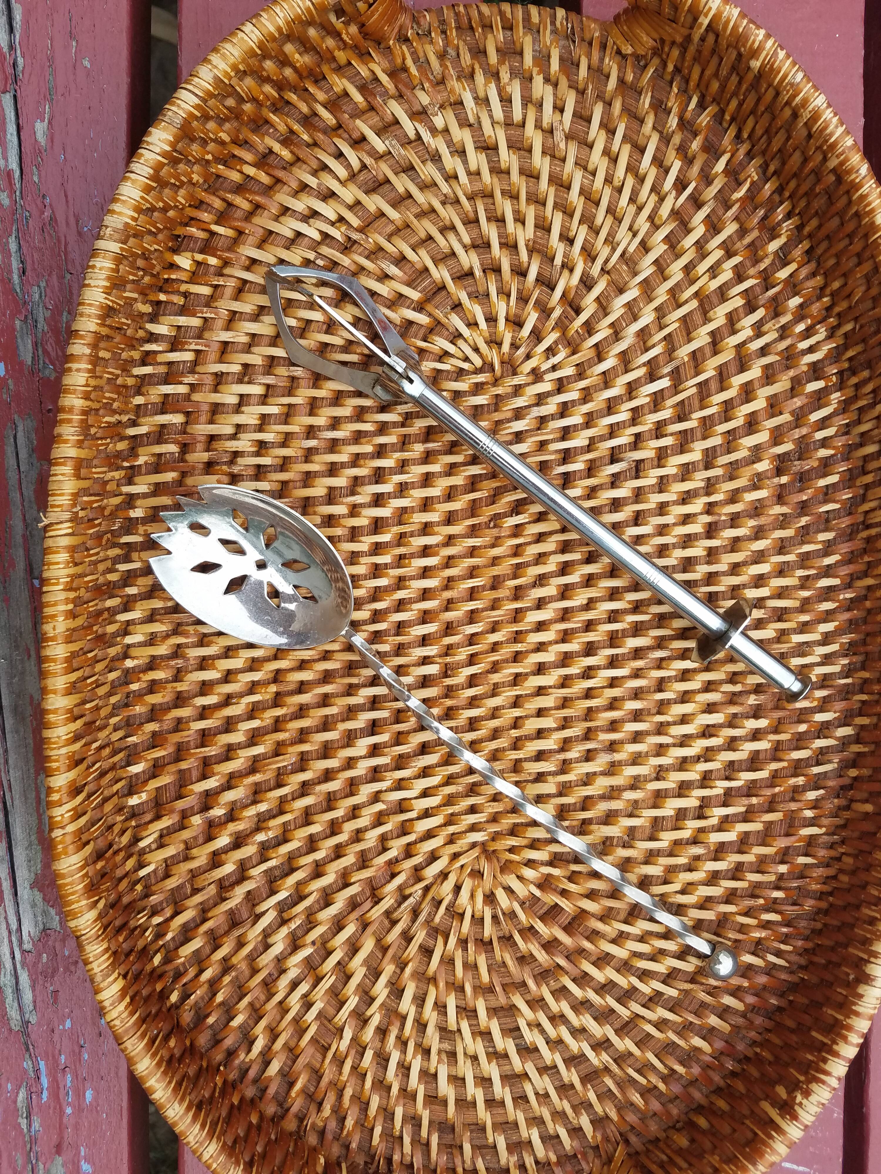 Ice bucket tray with pliers or spoon