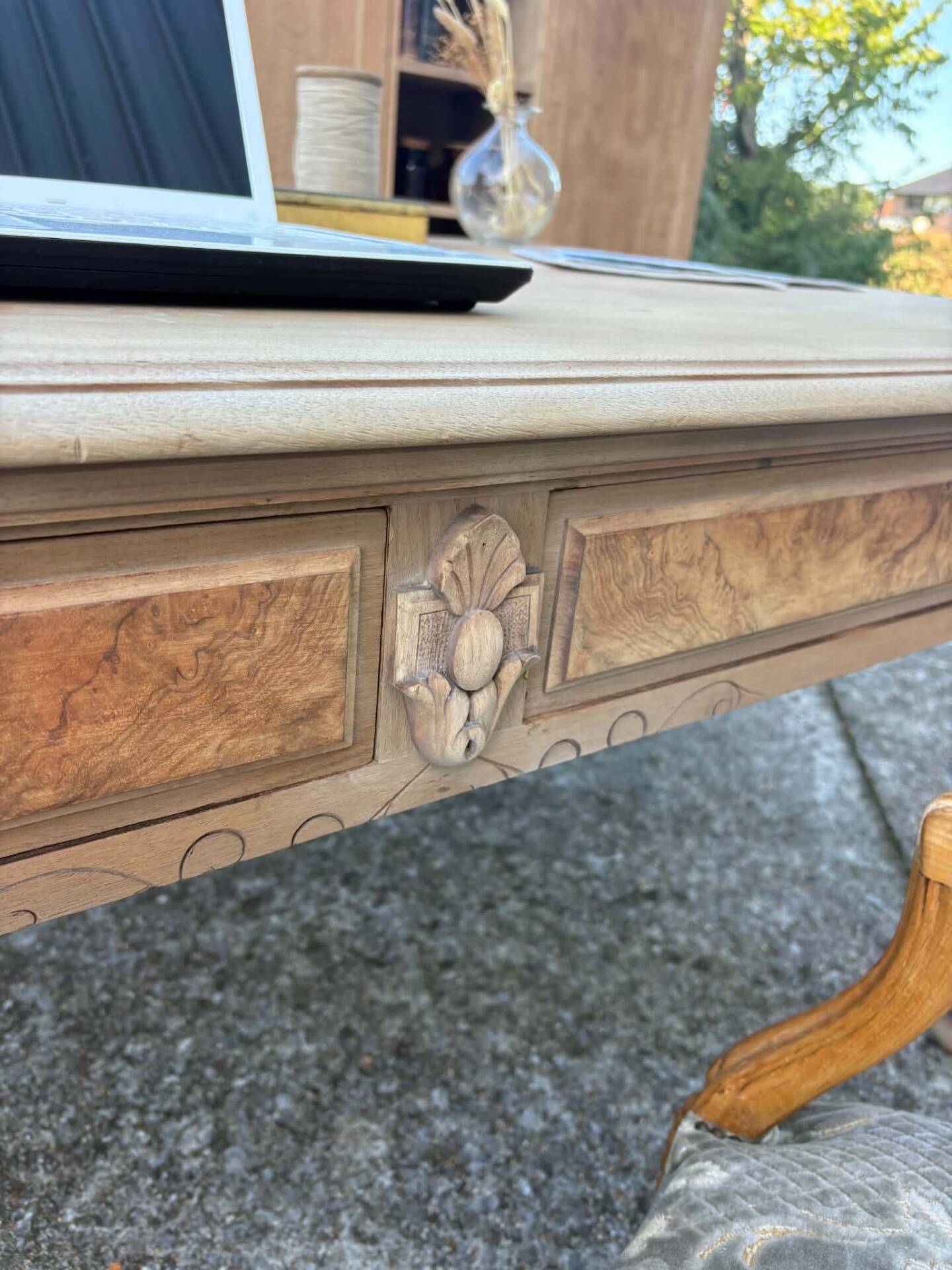 Grand bureau ancien en bois brut