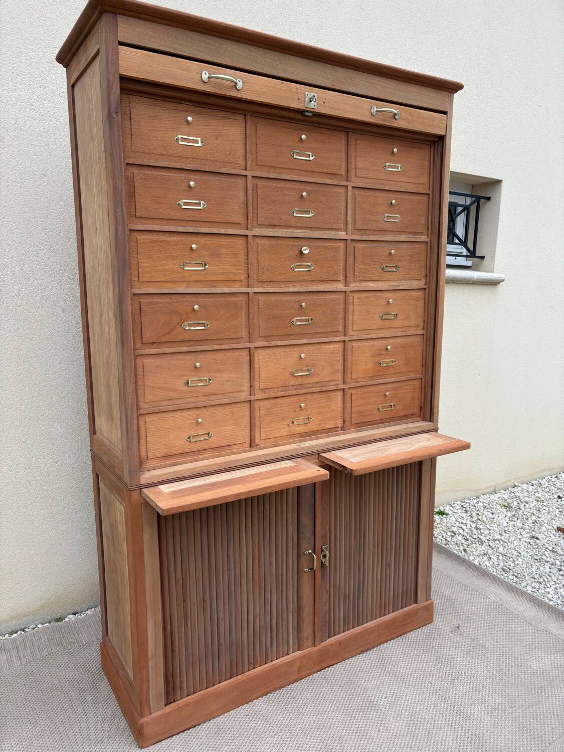 Cardboard cabinet, notary's cabinet with flaps