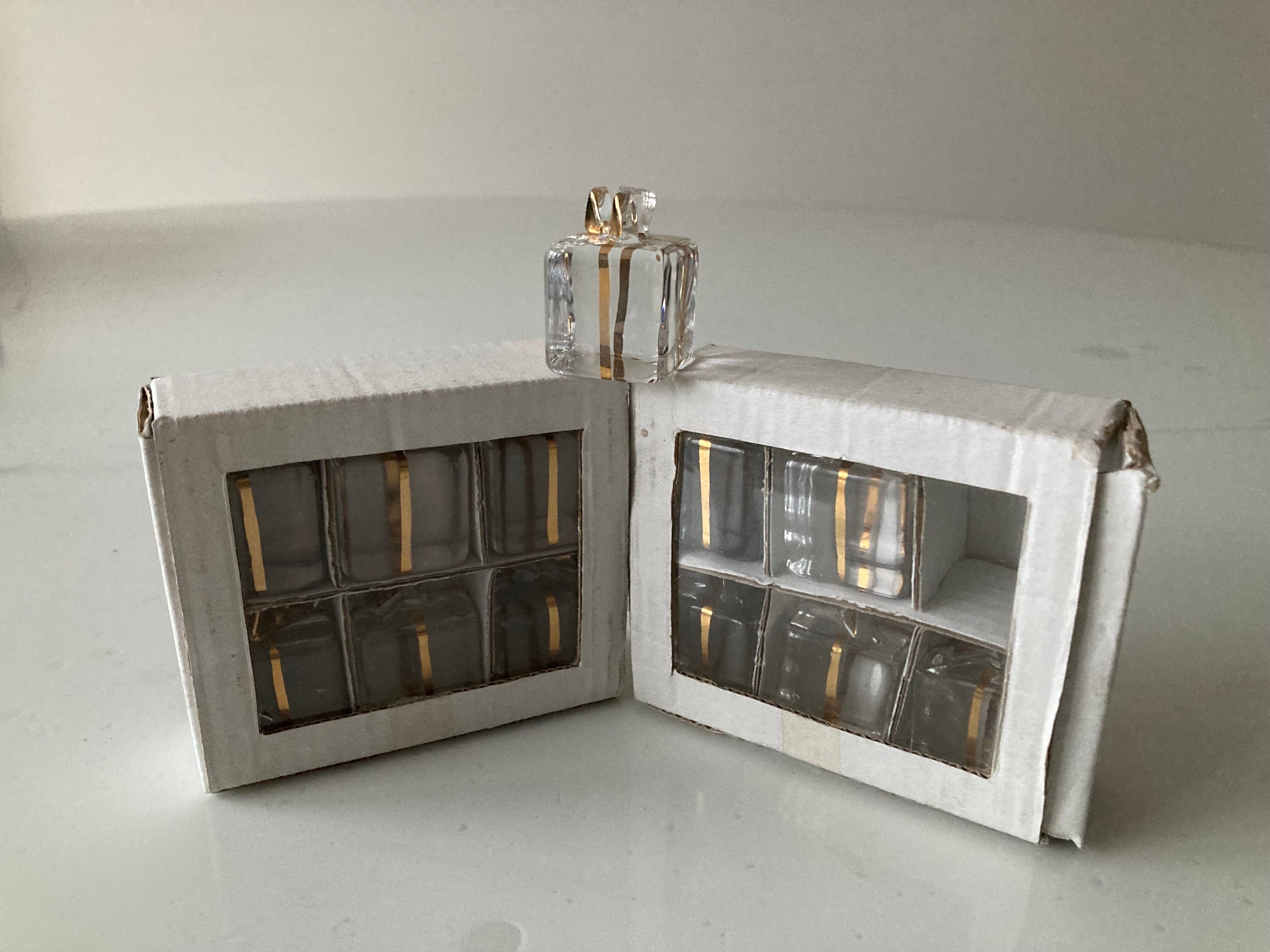 Menu holders or name tags