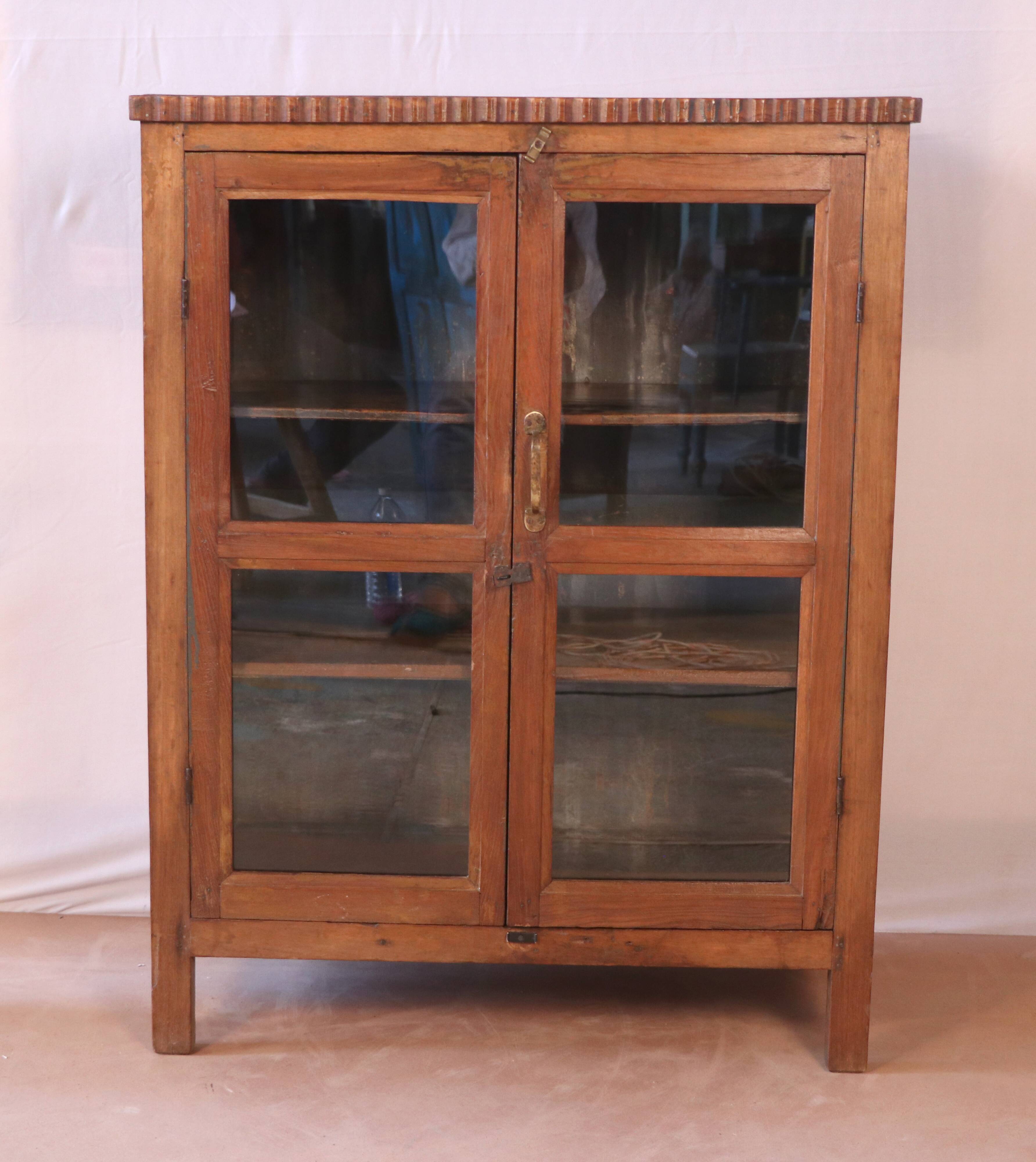 Ancien cabinet vitré en teck birman
