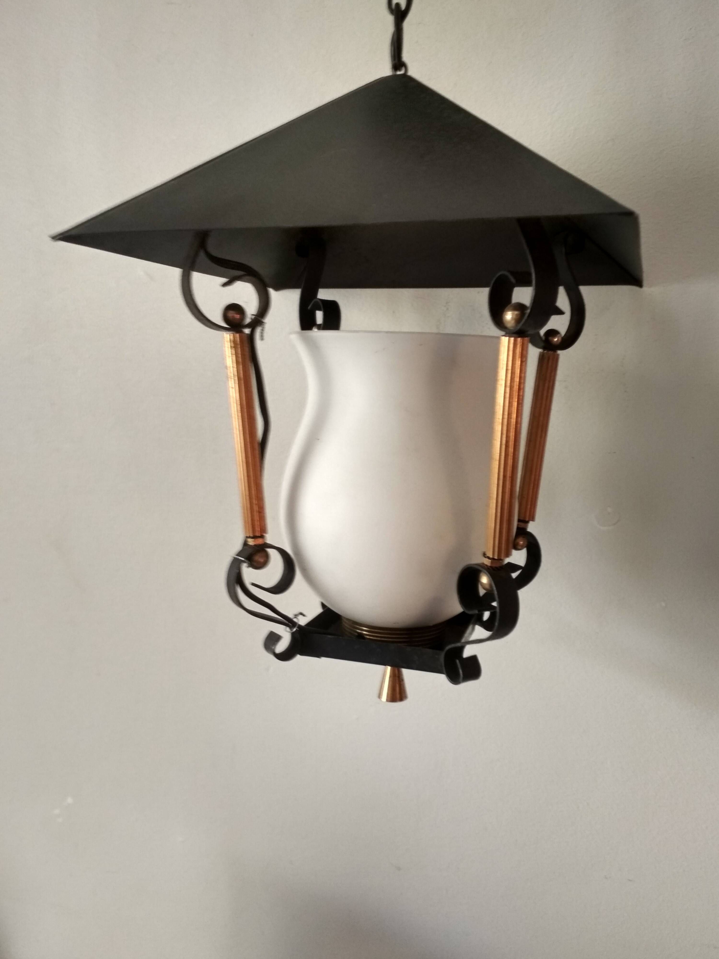 suspension lanterne noire et doré avec opaline blanche