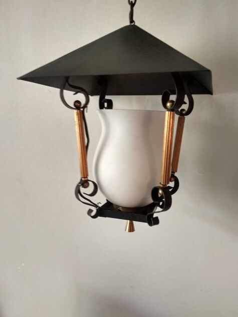 suspension lanterne noire et doré avec opaline blanche