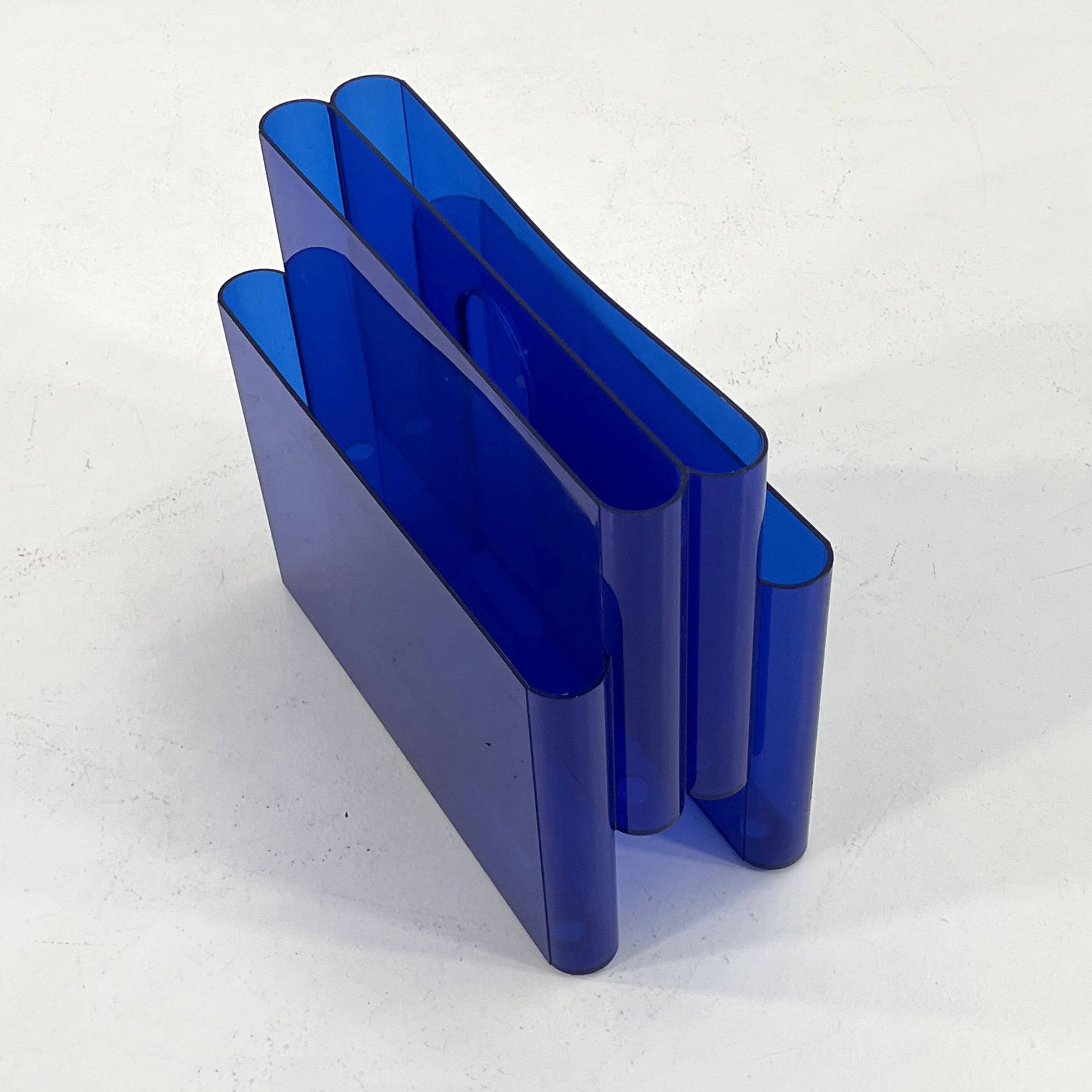 Blue transparent magazine rack by Giotto Stoppino for Kartell, 1970.