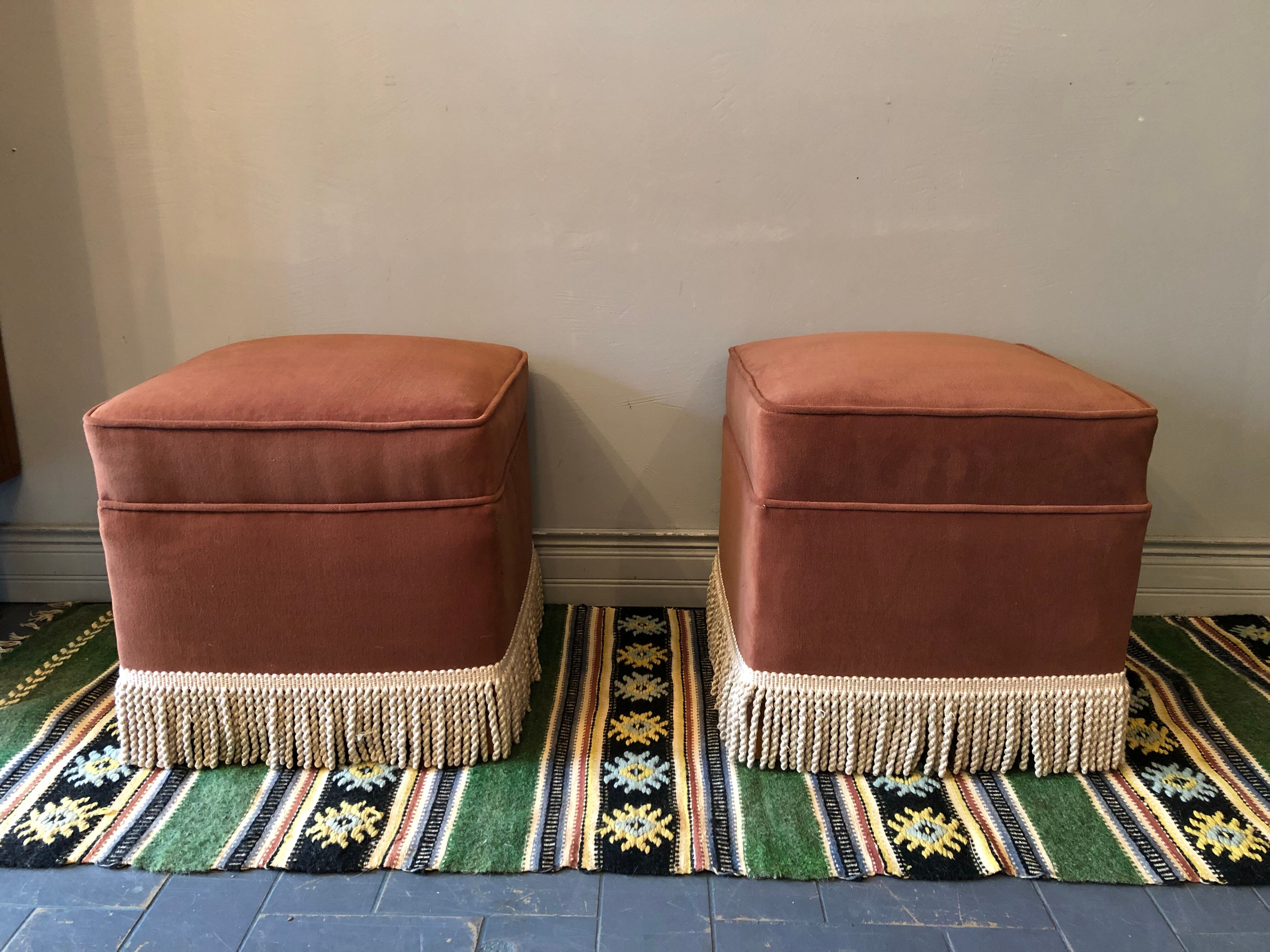 Duo of old pink poufs with fringes