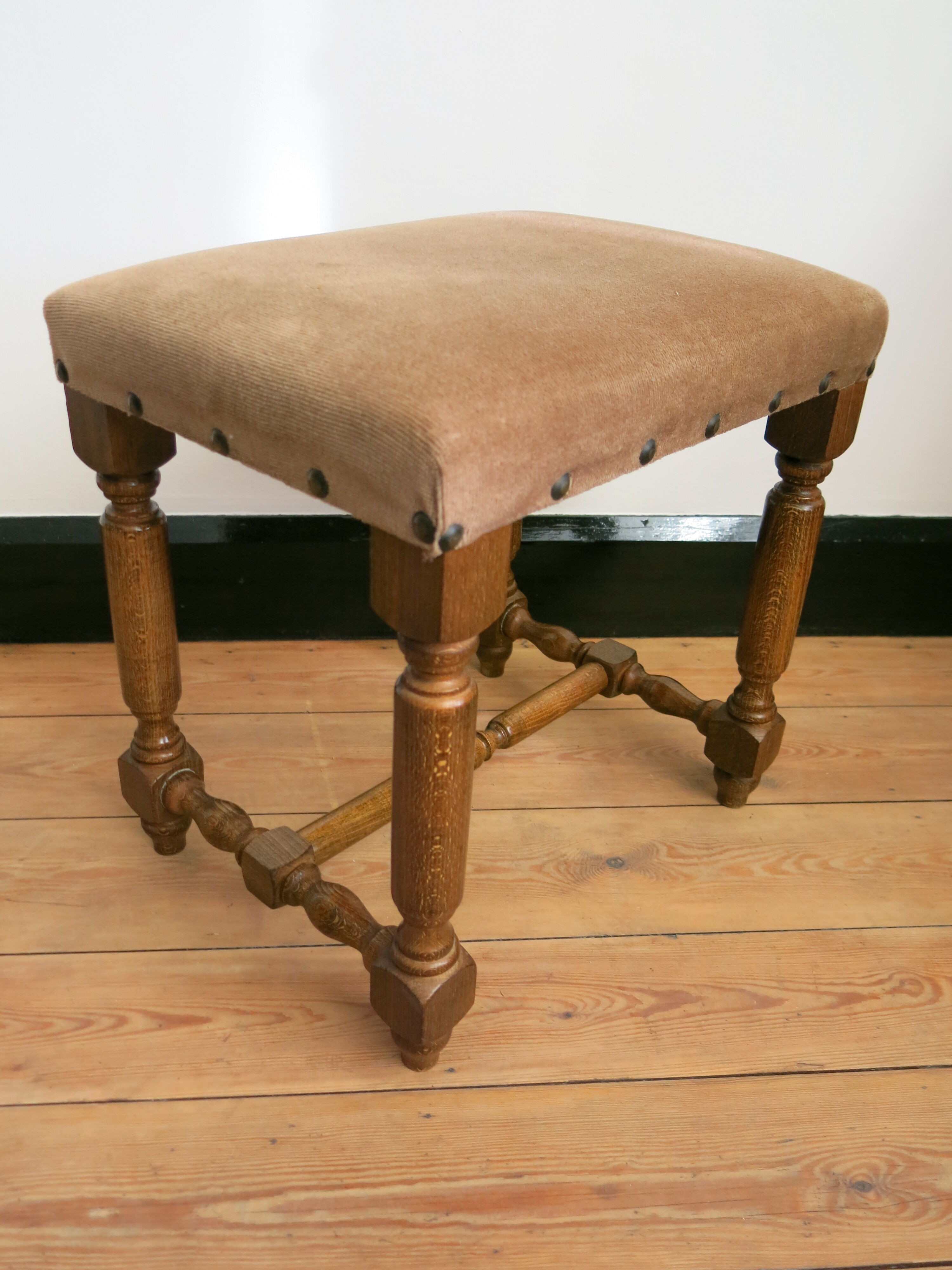 Repose-pieds en bois et velours beige