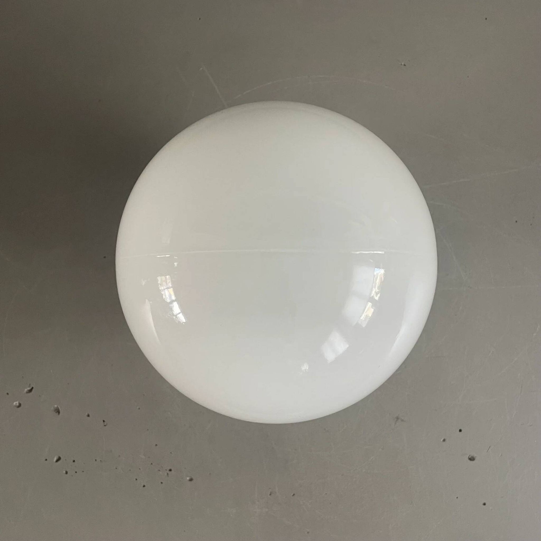 Applique ou plafonnier en porcelaine et verre blanc