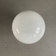 Applique ou plafonnier en porcelaine et verre blanc