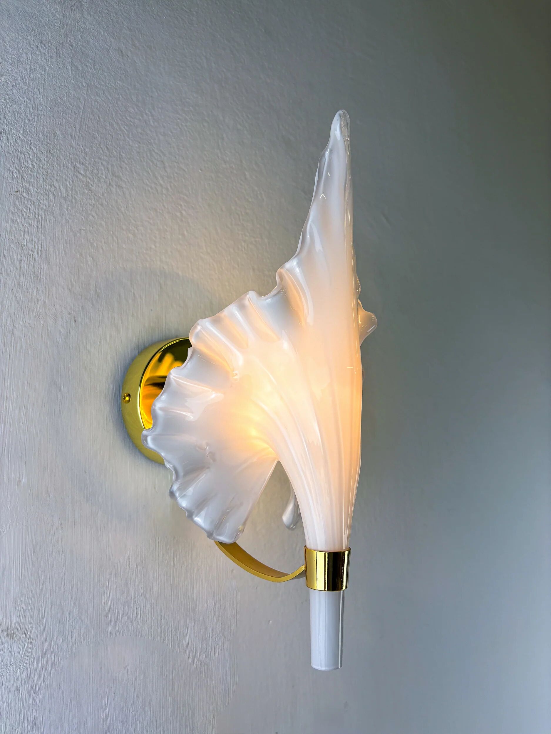 "Calla Lily" leaf-shaped wall sconce, Murano glass & gilt brass, Italy, circa 1970s