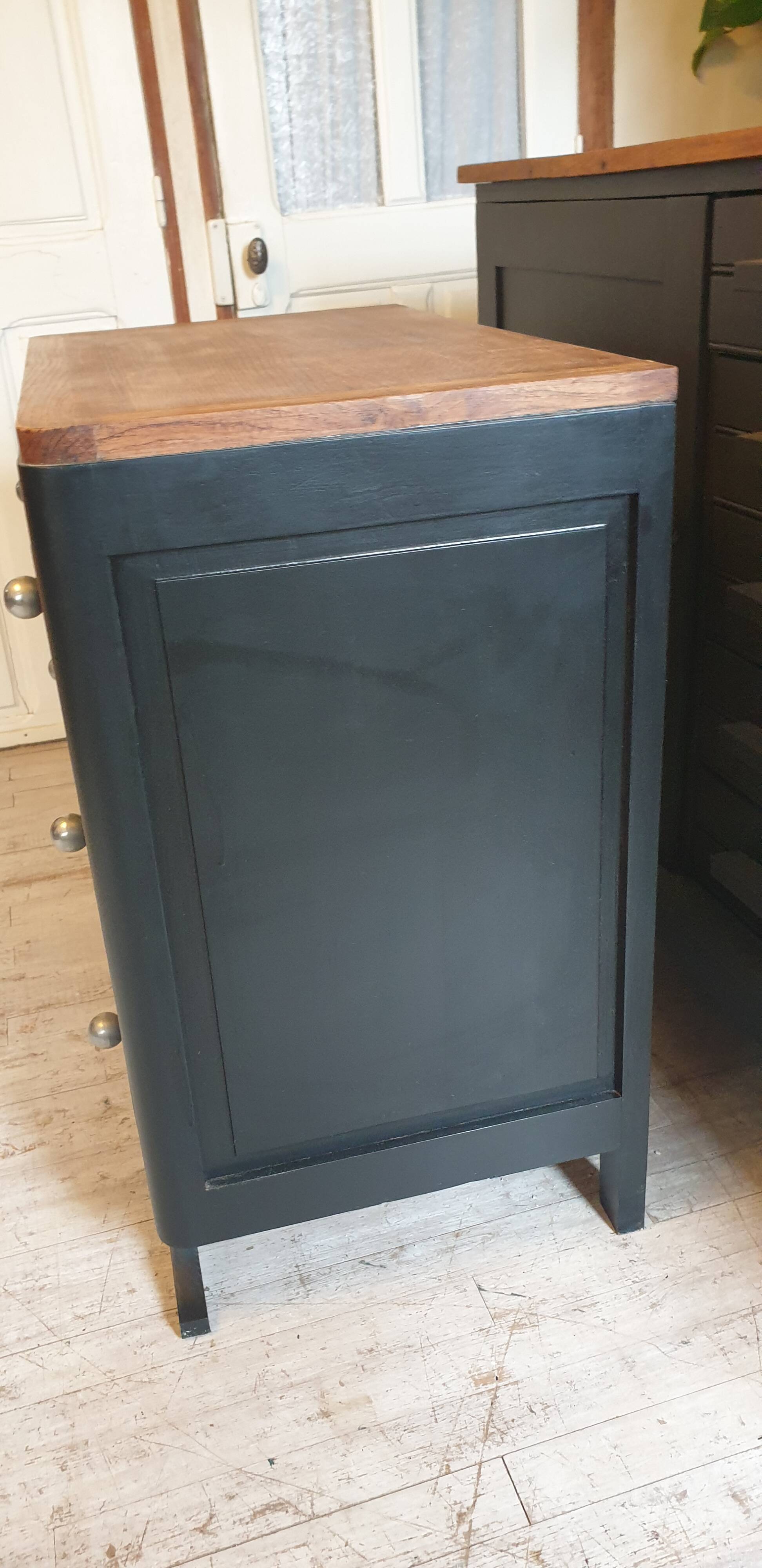 Solid wood chest of drawers