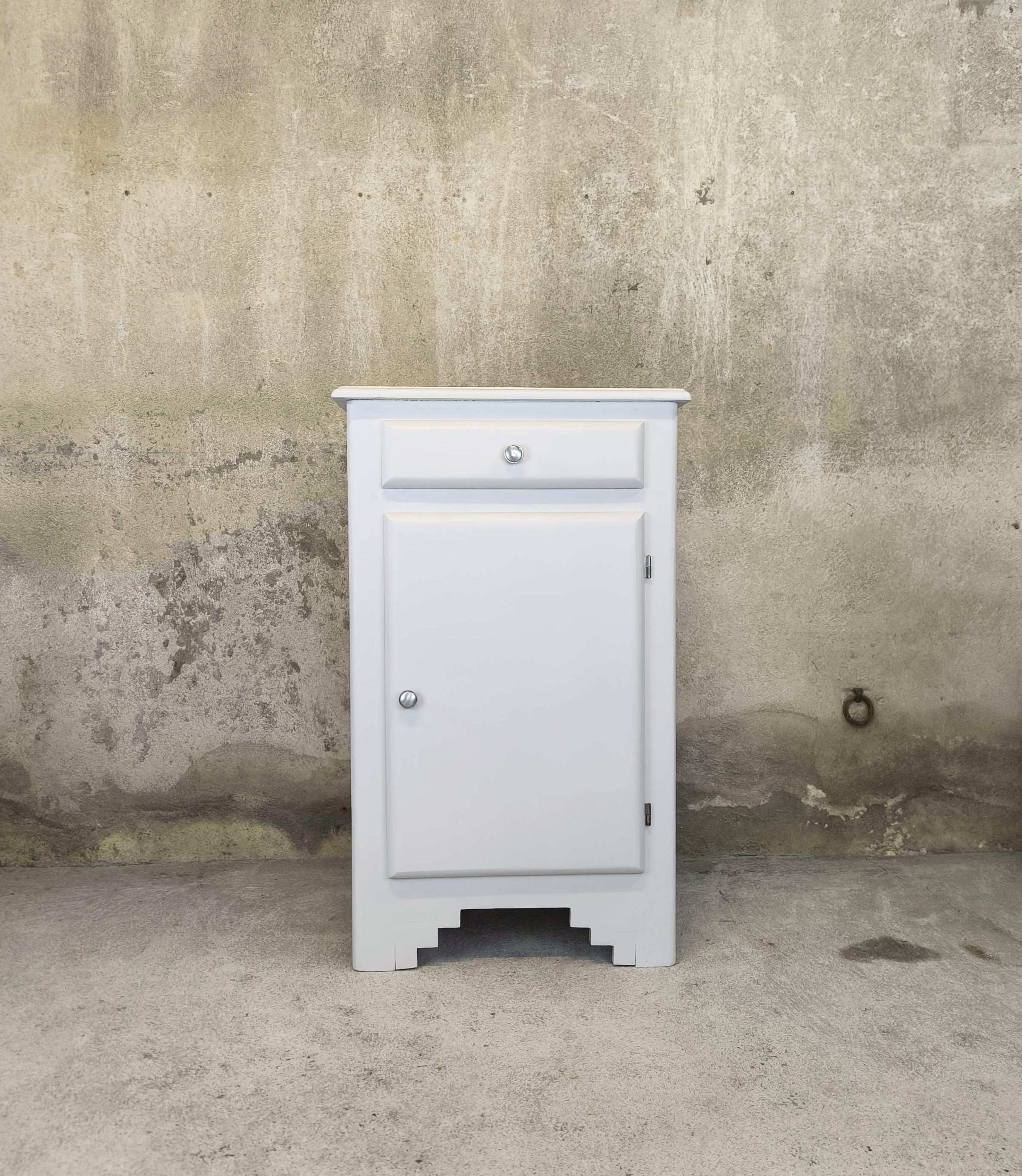 Vintage buffet/confiturier in white/greige painted wood.