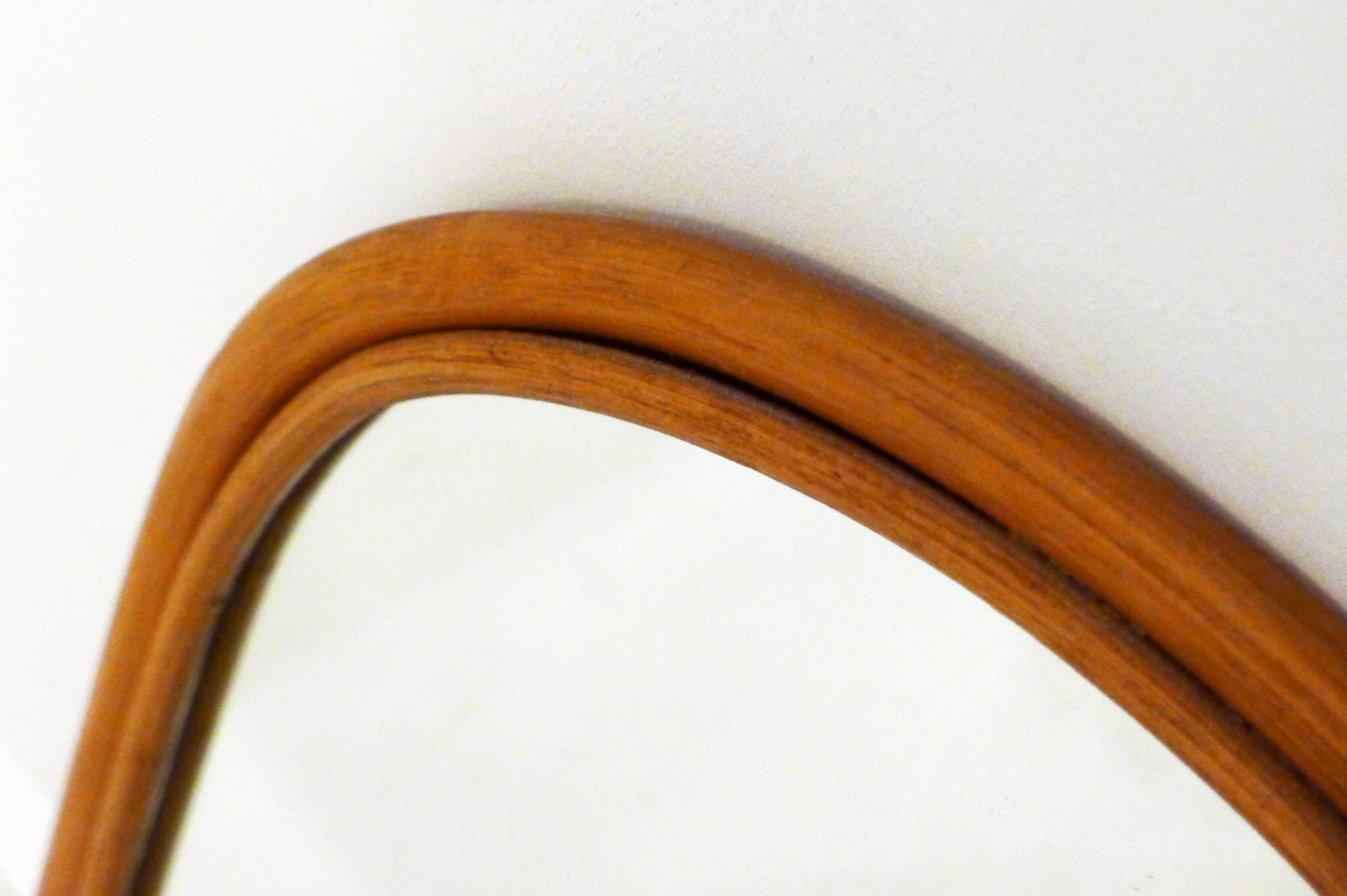 Rounded wall mirror in rattan 35x45cm