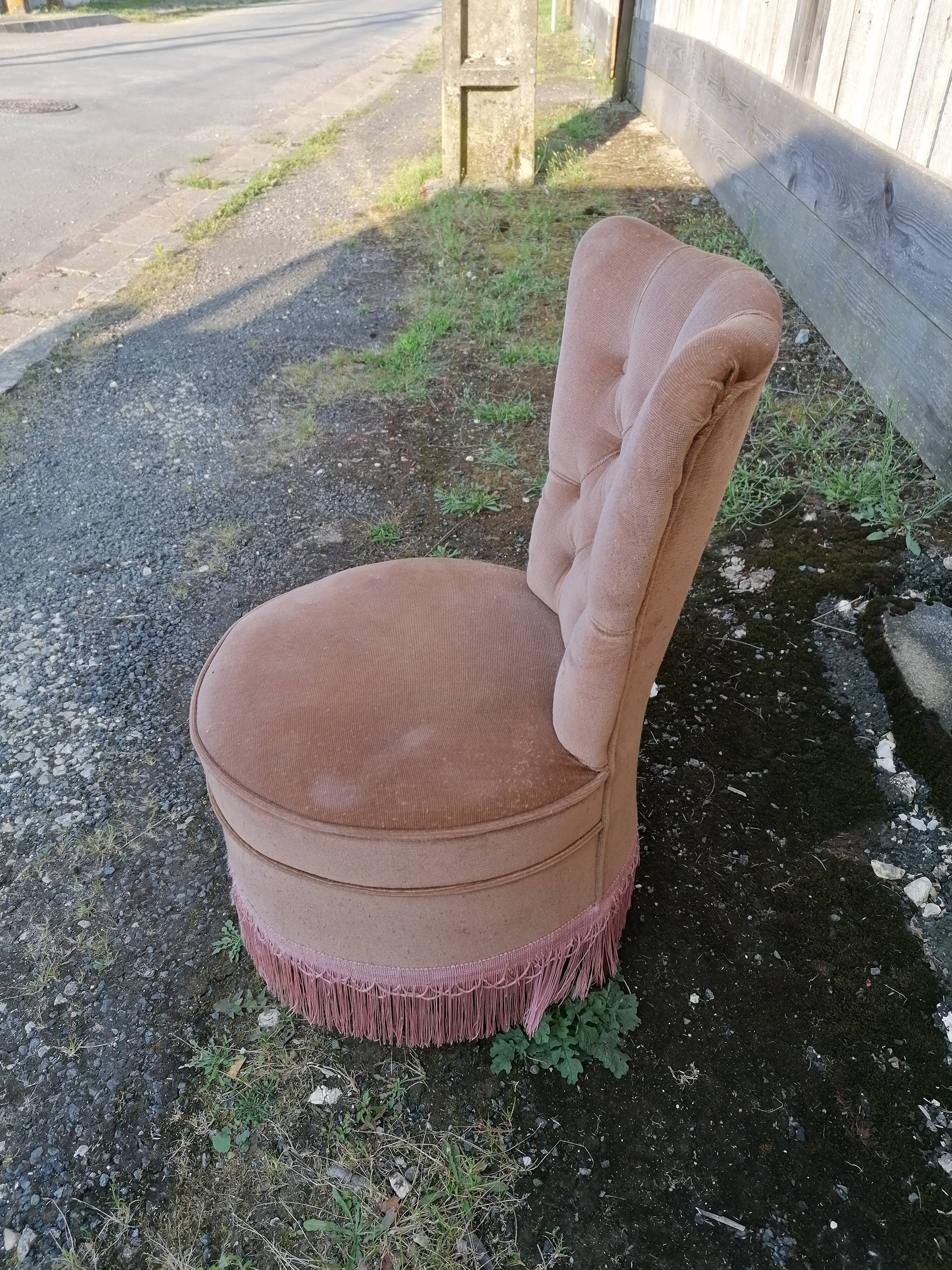 Fringed toad chair