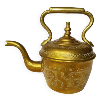 Théière vintage en laiton