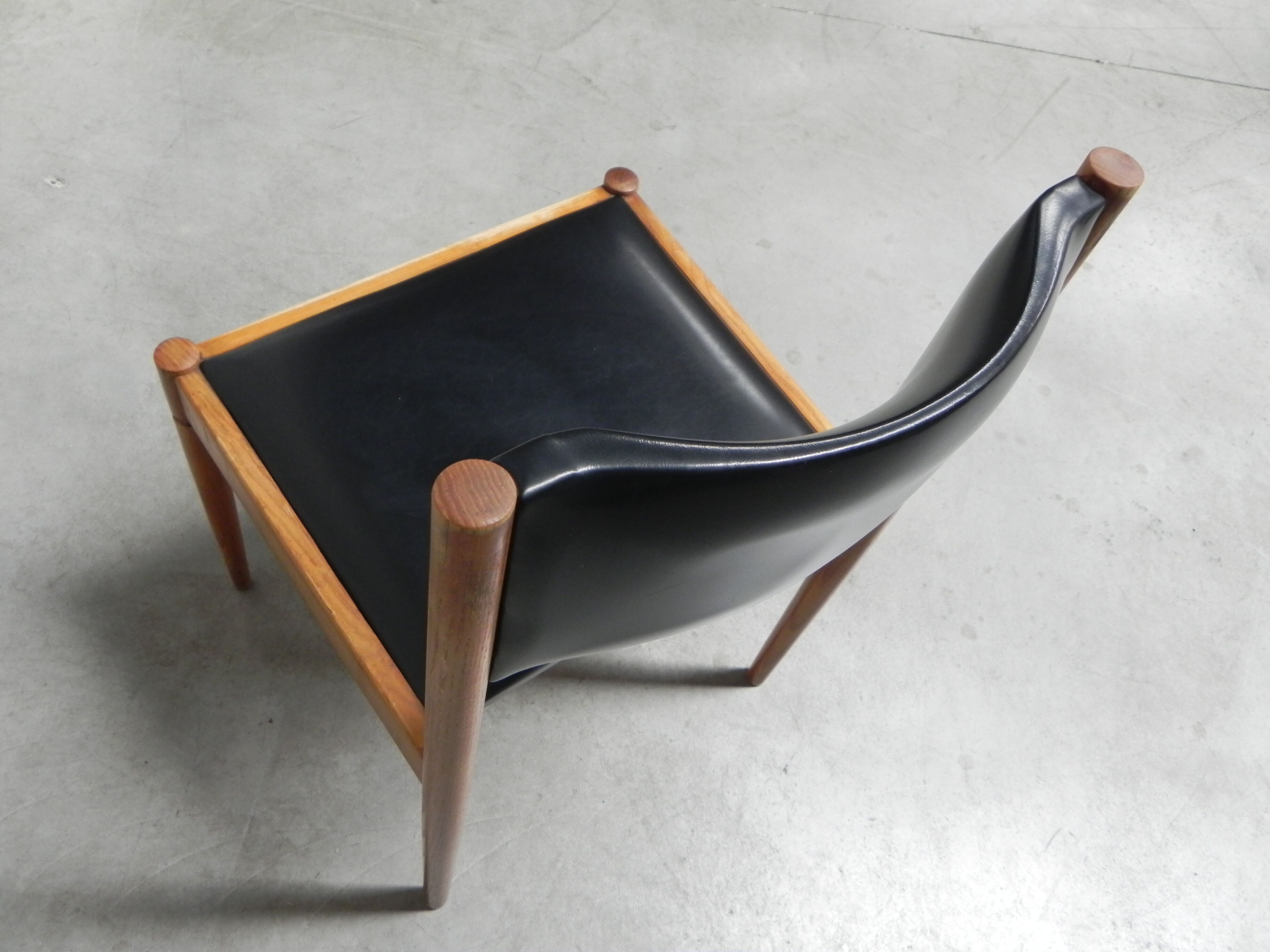 4 vintage chairs upholstered with skai