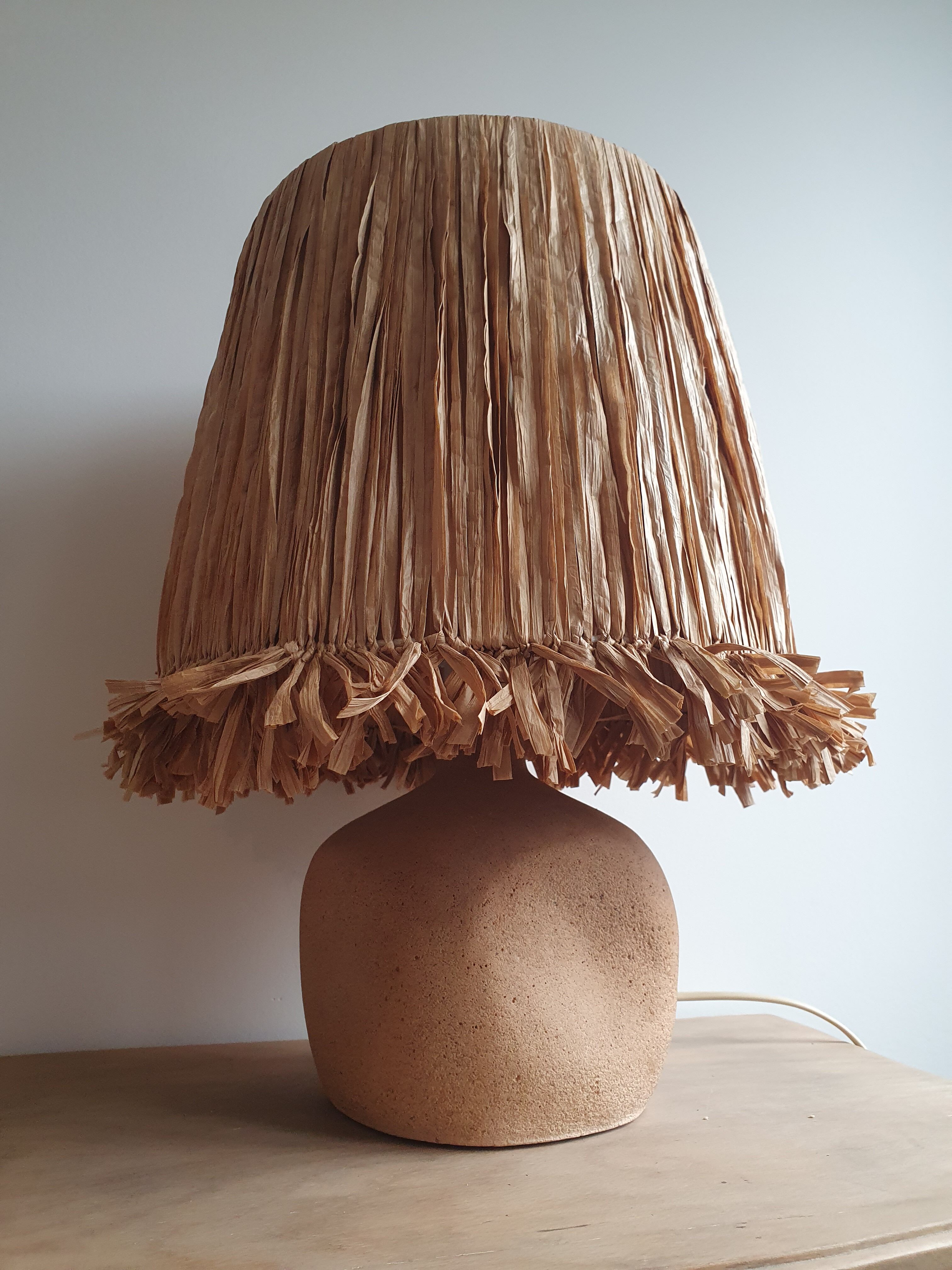 Lampe en pierre et raphia