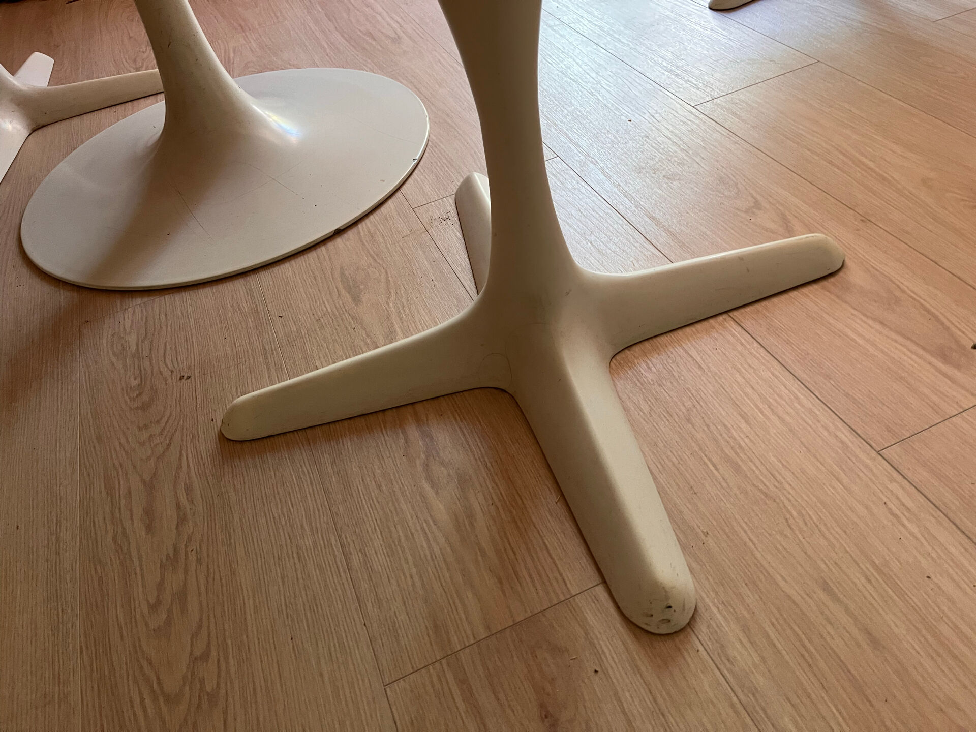 Tulipe Arkana table by Knoll and its 4 chairs