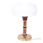 Lampe de table du milieu du siècle en noyer, laiton et verre, tchèque, années 1960.