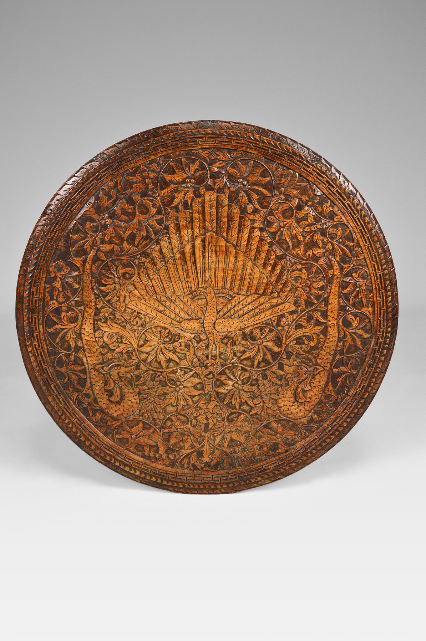 Table basse asiatique sculptée de dragons et de paons, Indonésie, début XXe