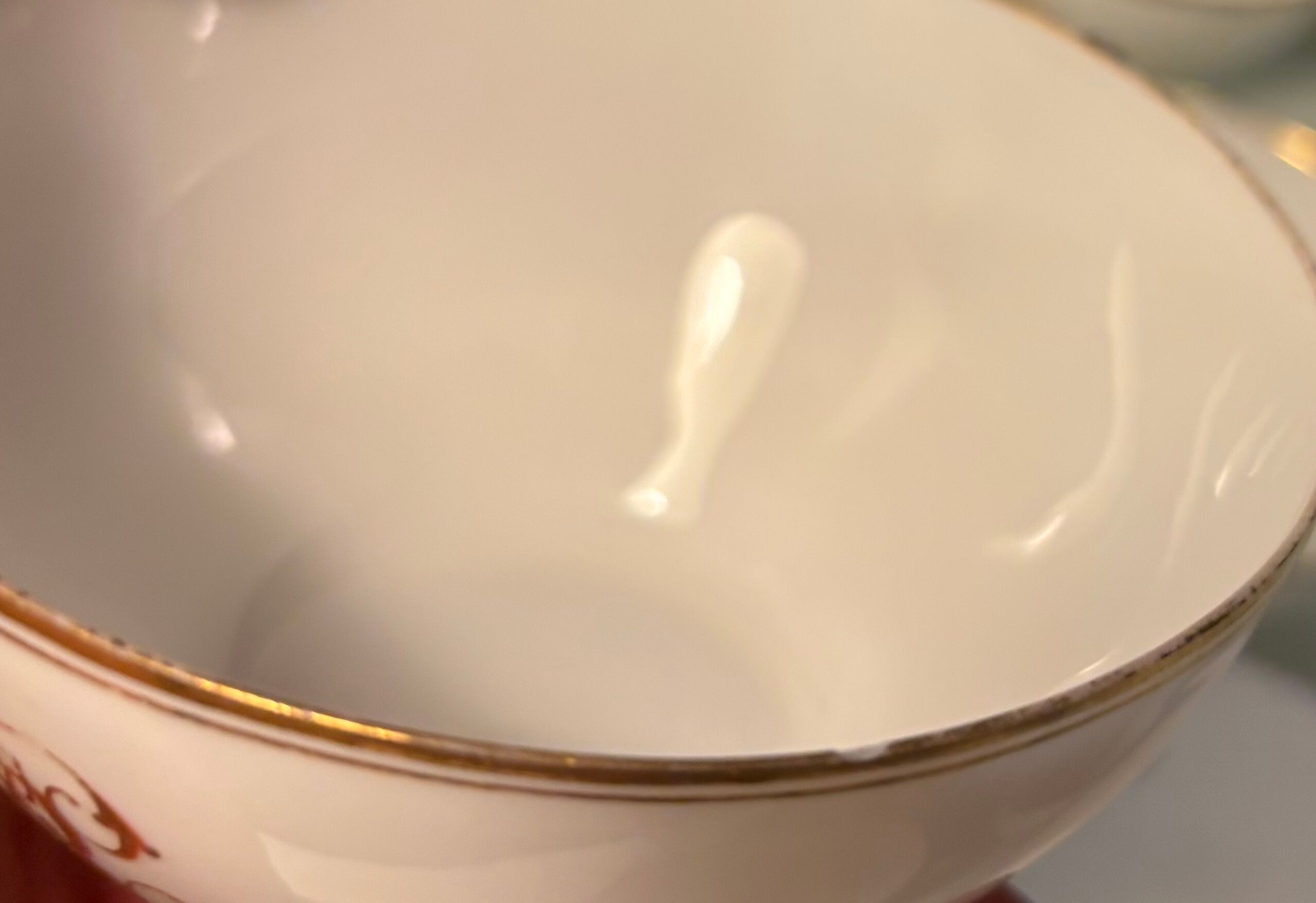 Service à thé en porcelaine (Limoges) 35 pieces monogrammè à liseré doré