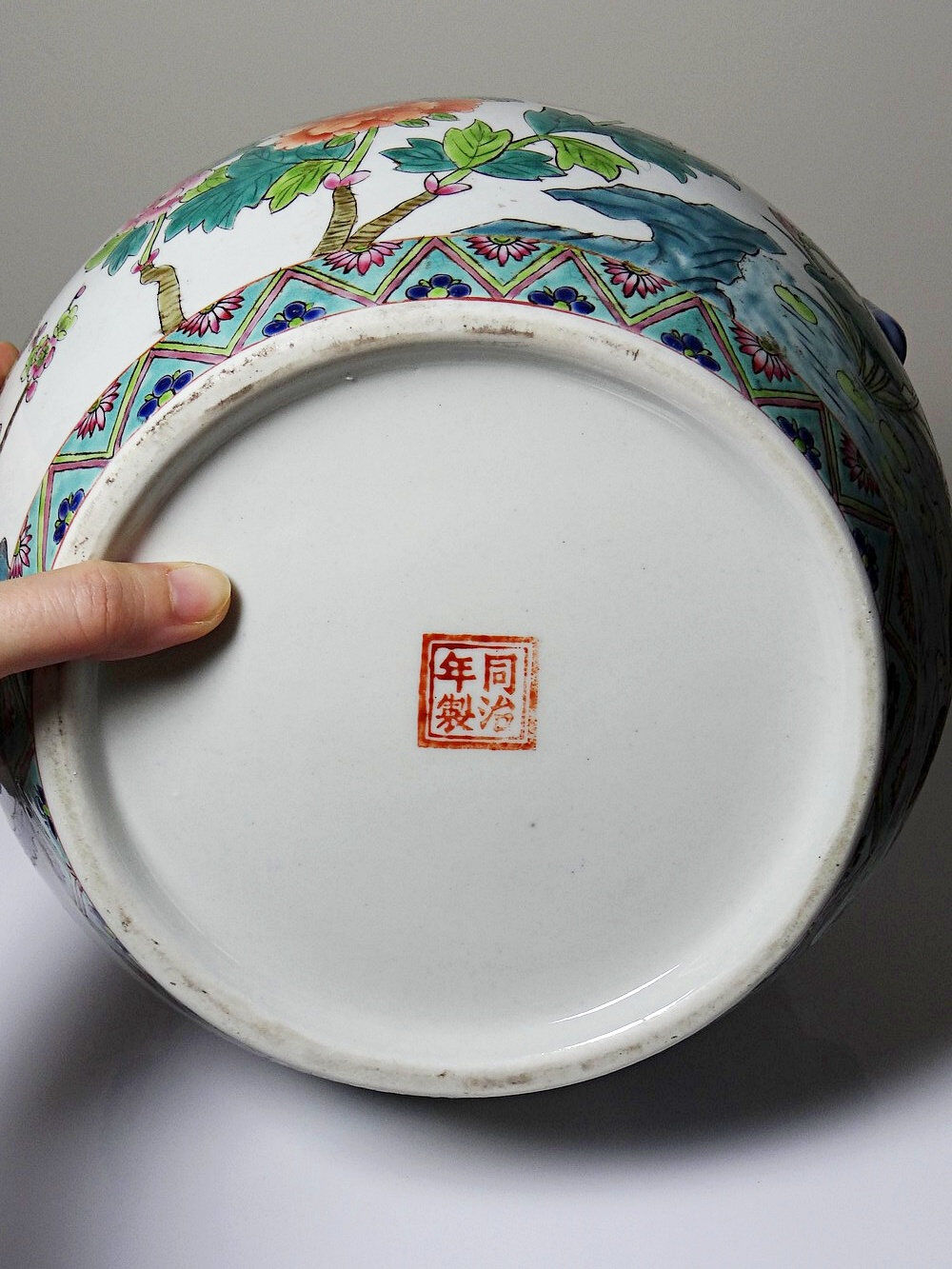 Large covered vase in Chinese porcelain, floral famille rose decoration.