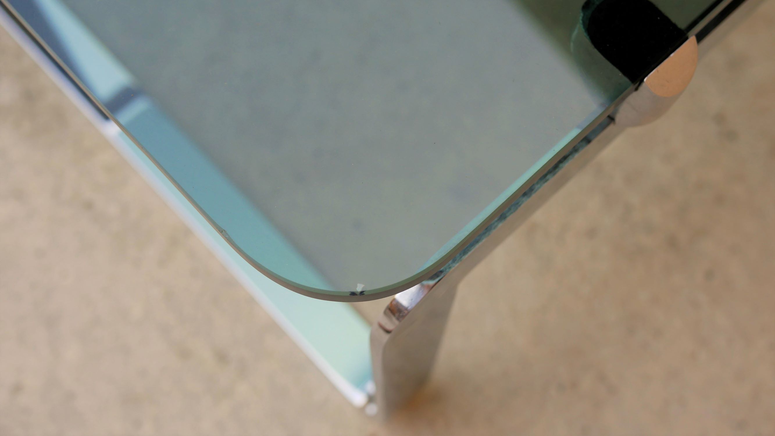 Table basse vintage en métal chromé et en verre fumé