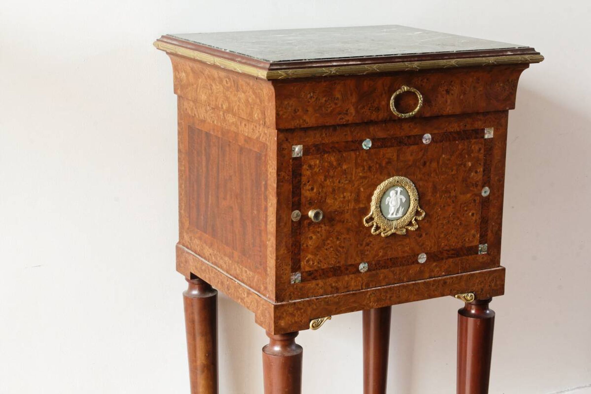 Table de chevet néoclassique, dans le goût anglais Regency Wedgewood
