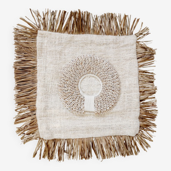 Perla cushion cover with raffia fringes and shell circle