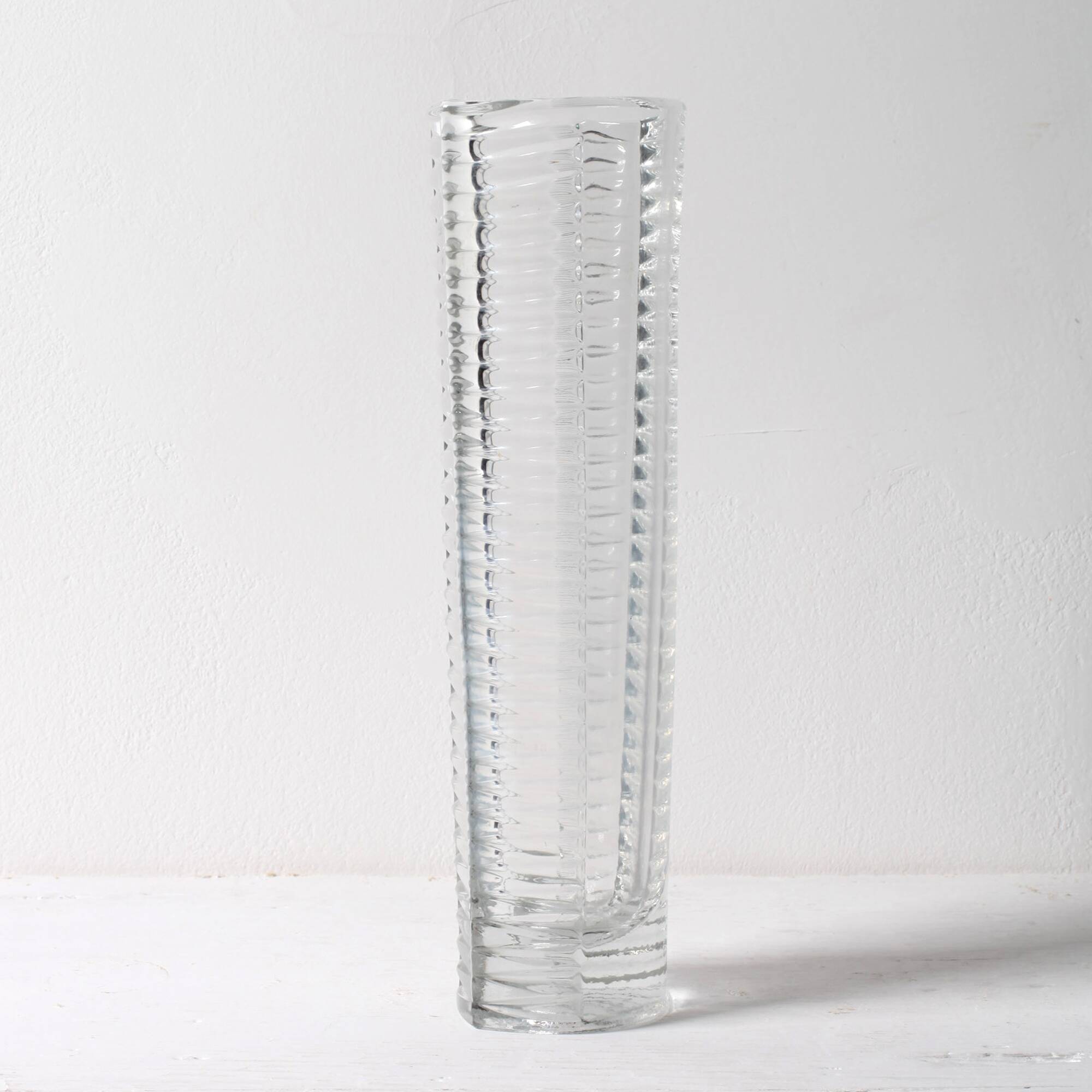 Vase vintage en verre pressé clair et élégant par Miloš Filip / Nemšová / 1962
