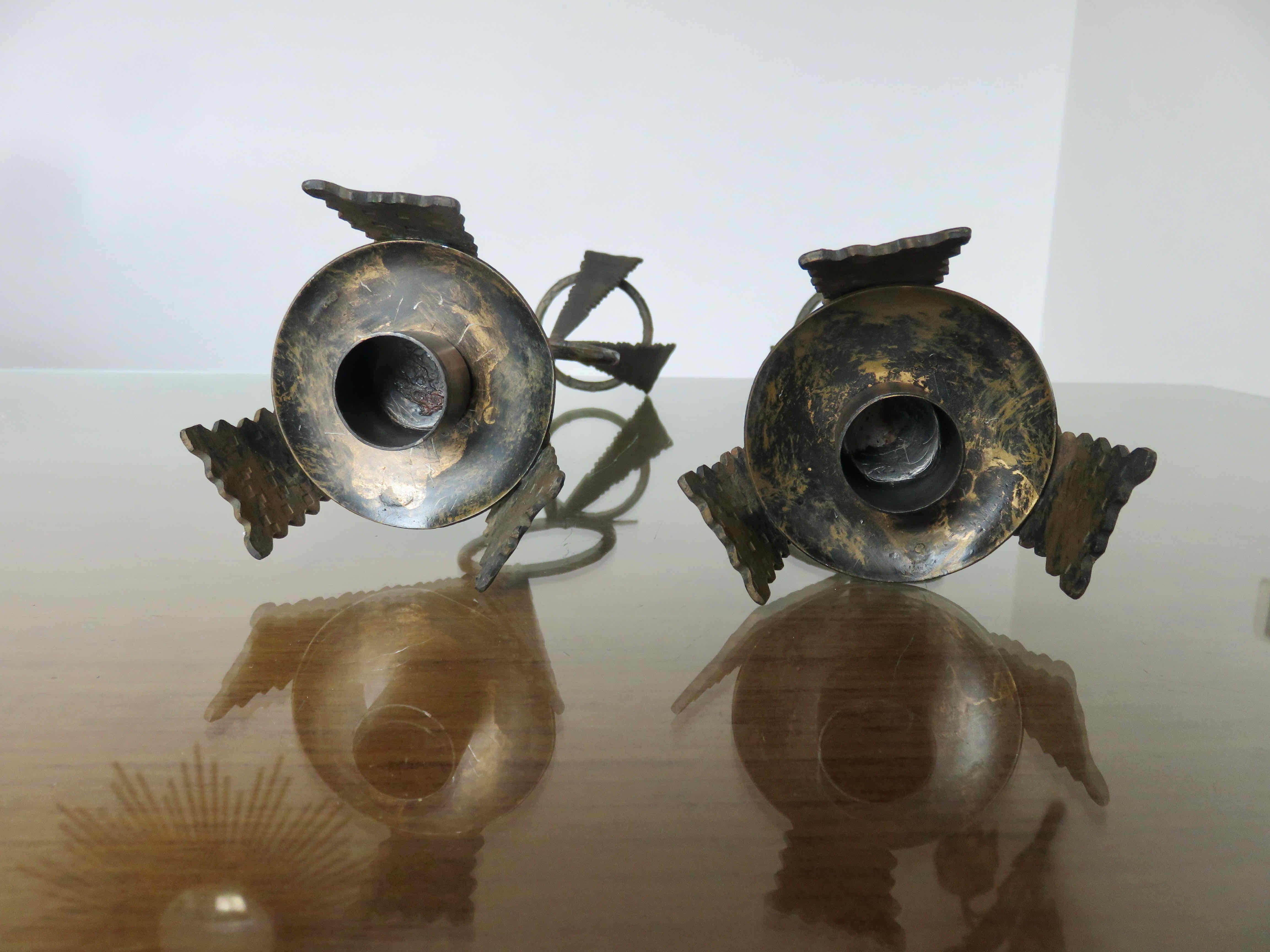 Pair of "brutalist" candlesticks in forged and hammered raw steel 70s