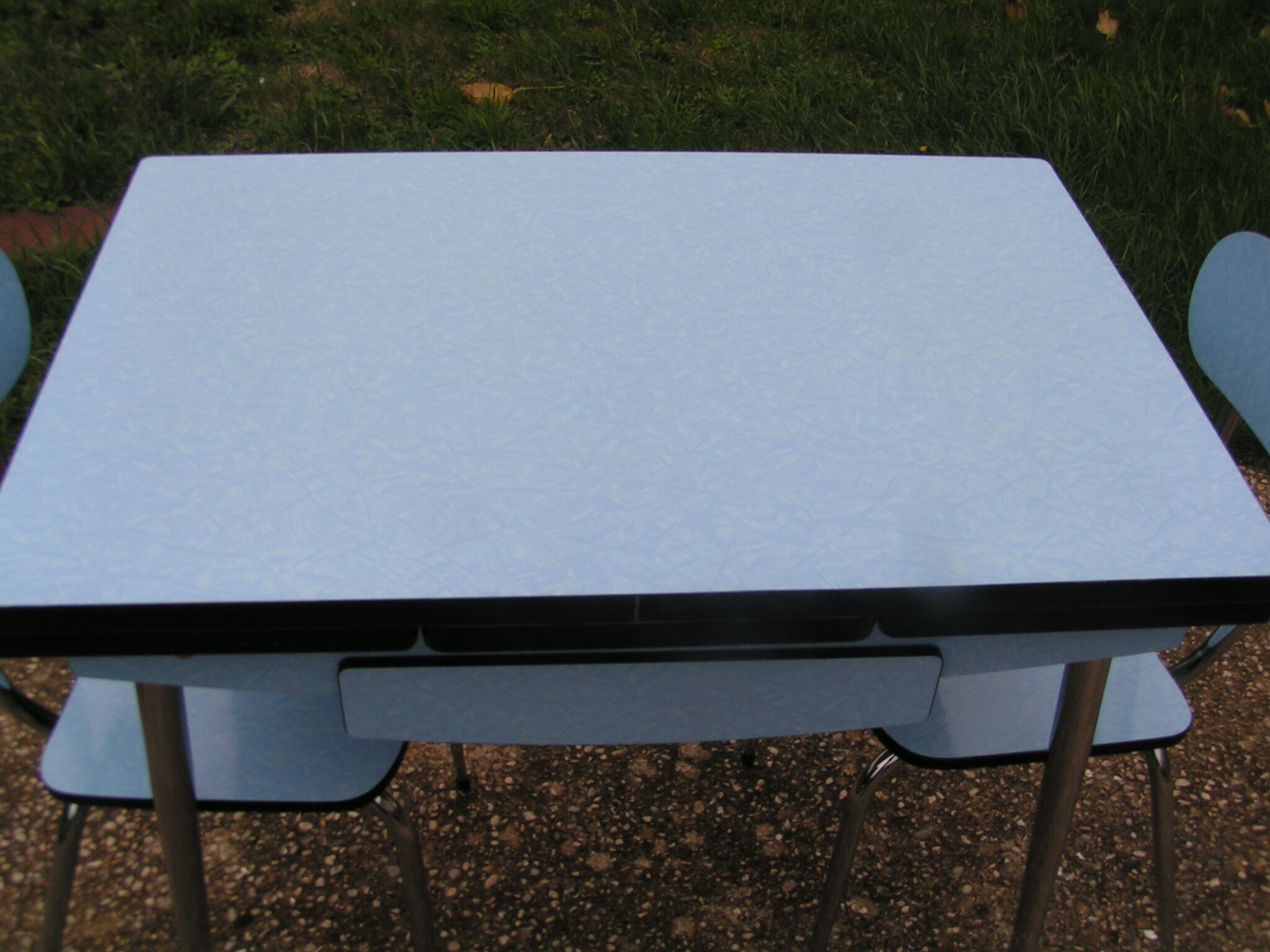 Table and 2 bean back chairs in blue formica