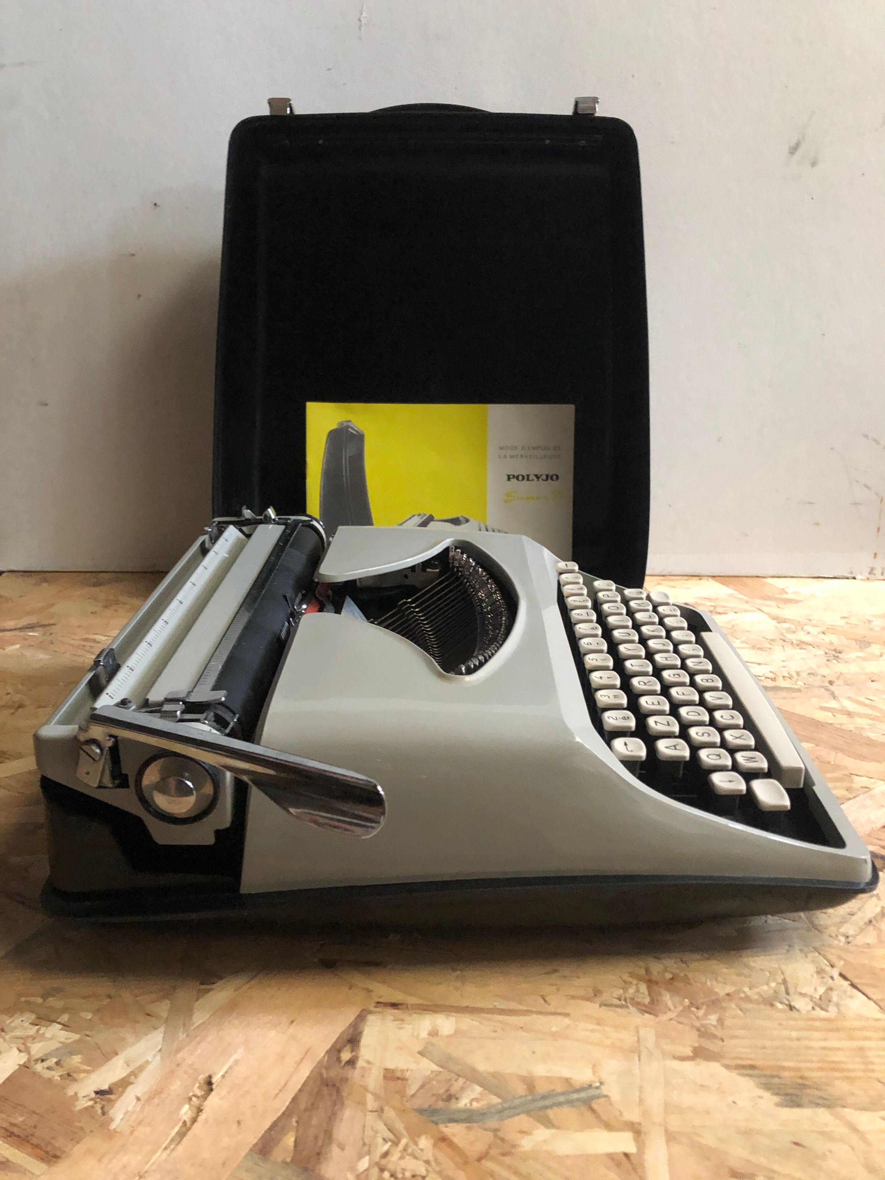Old writing machine polyjo super 75 bakelite grey + vintage black trunk