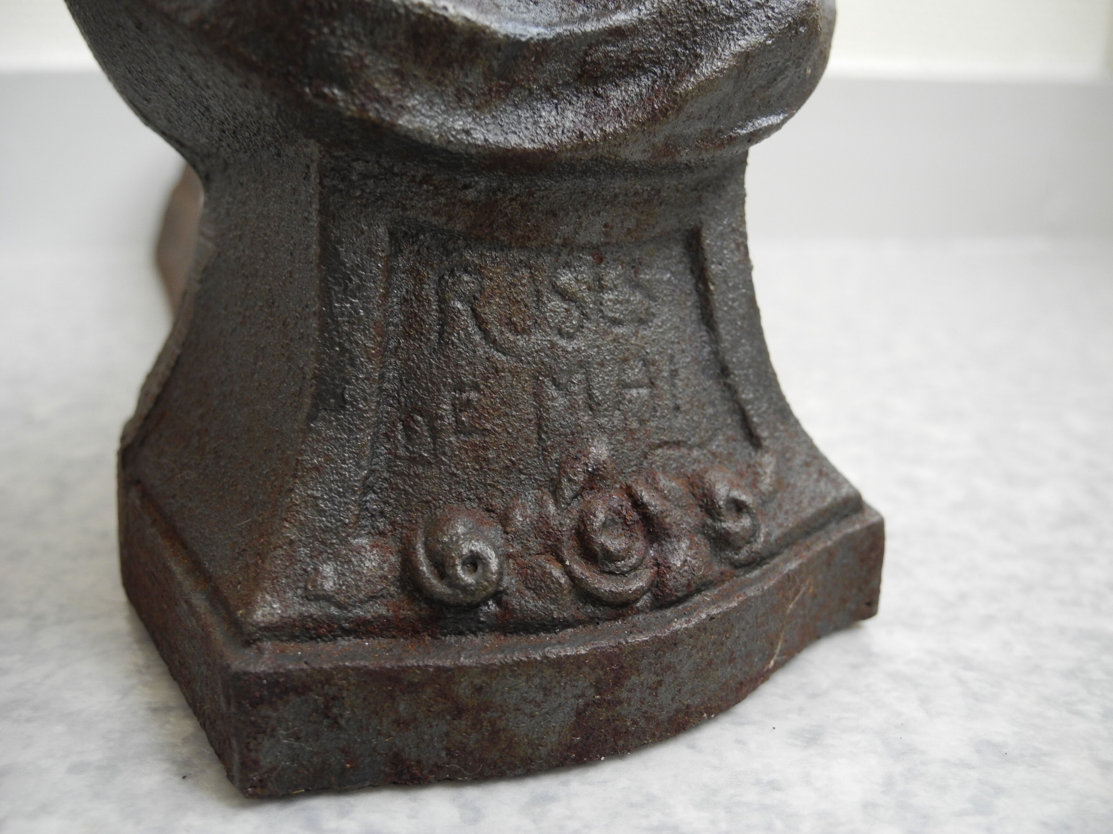 Paire chenets anciens fonte "roses de mai" cheminée antique andirons