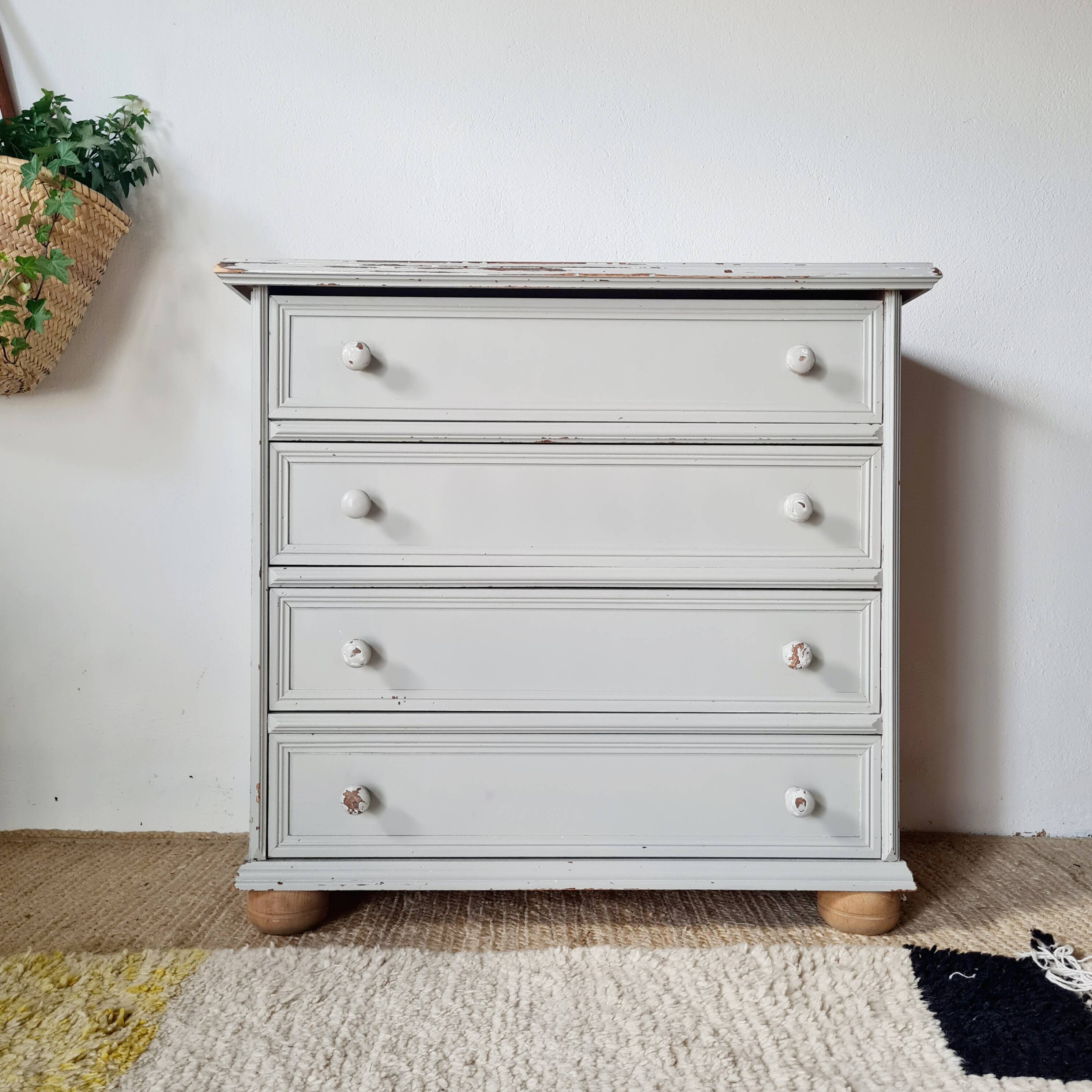Commode ancienne à 4 tiroirs en bois peint gris perle patiné et pieds boules