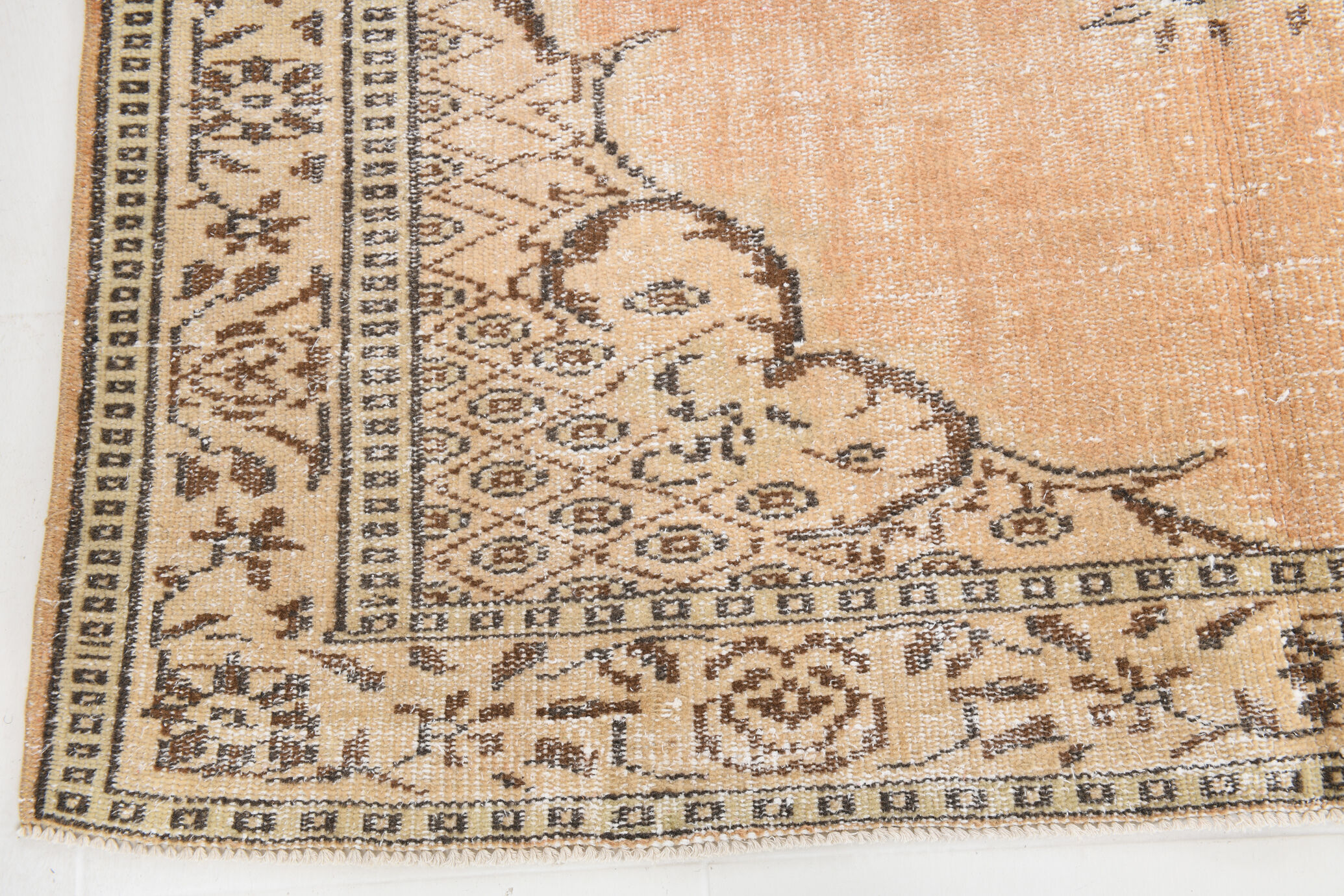 Madallion classic style distressed rug 266x161 cm