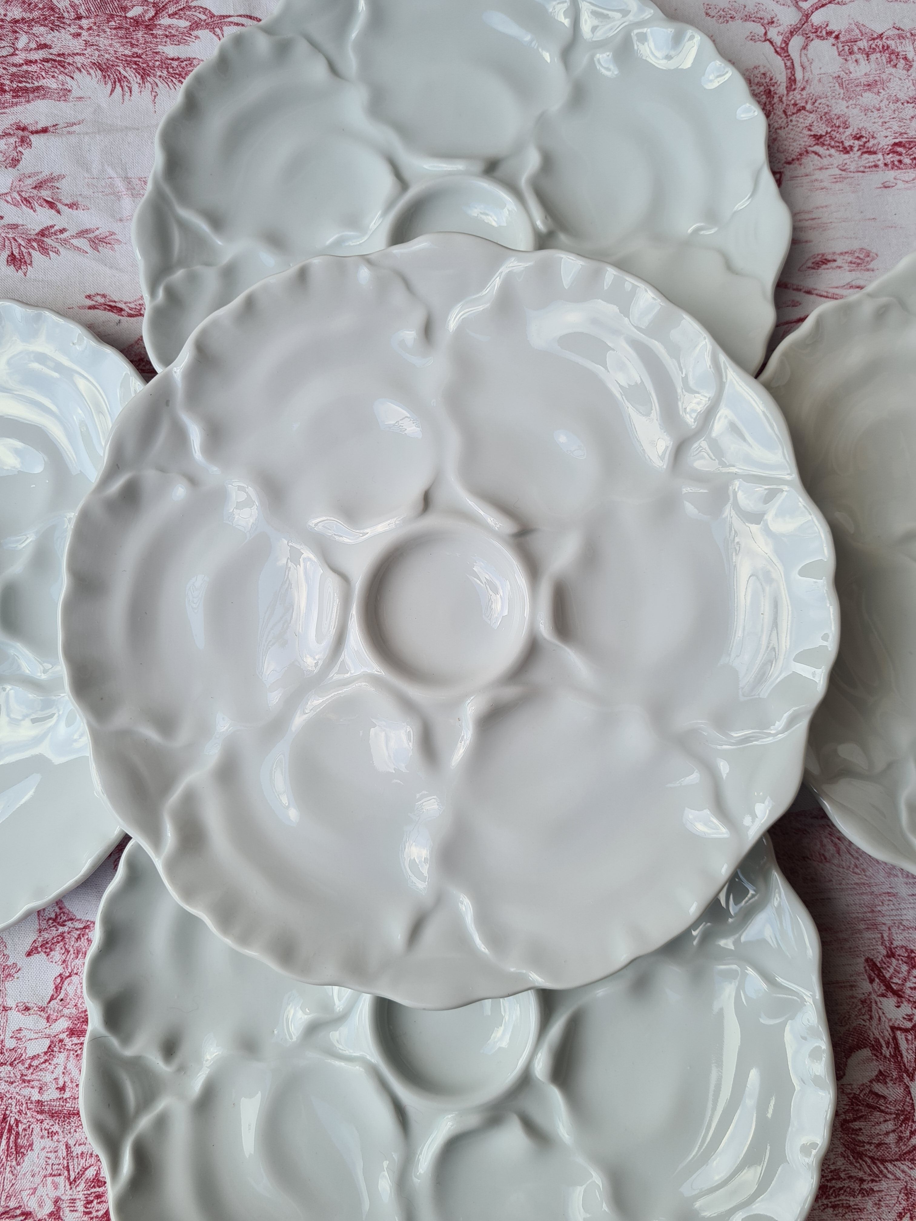 Nine Bavarian porcelain oyster plates